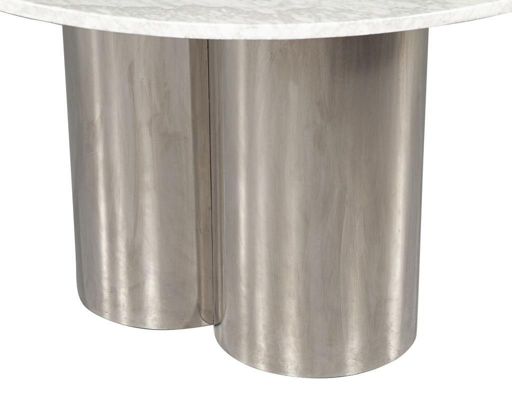 Moderner runder Tisch mit Marmorplatte und Metallsockel im Angebot 1
