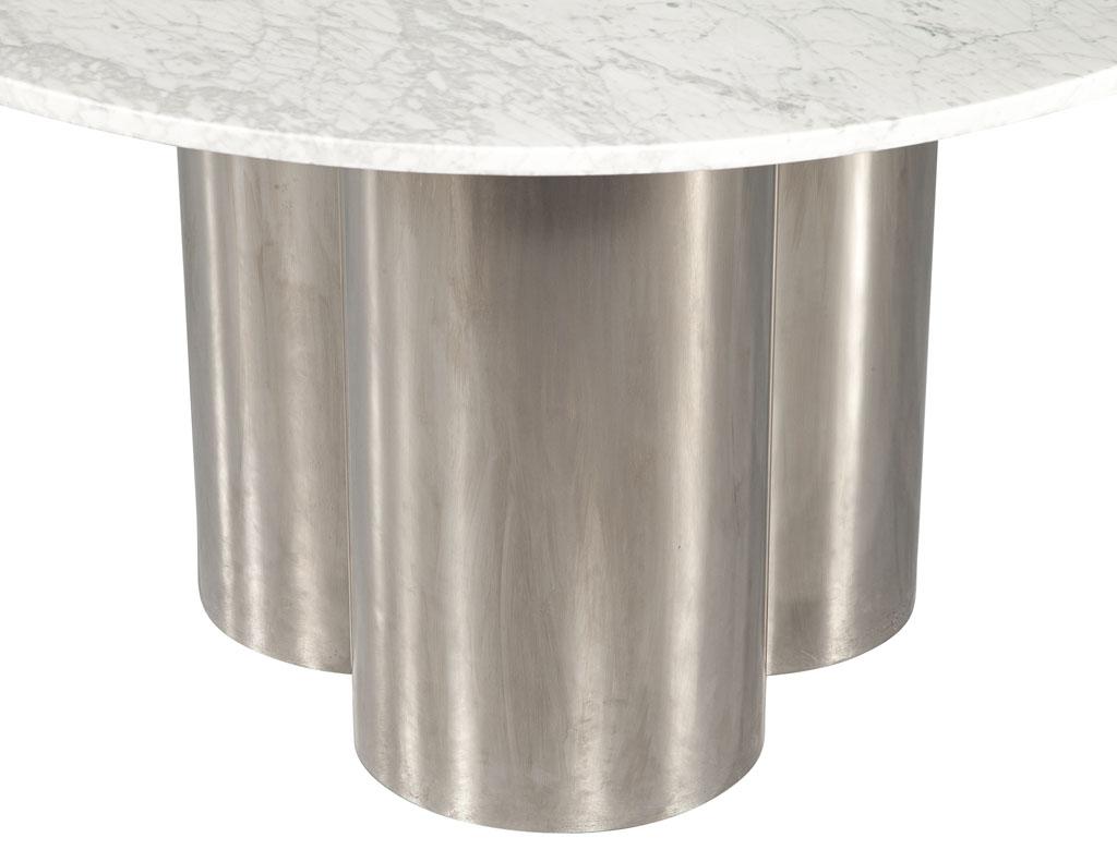 Moderner runder Tisch mit Marmorplatte und Metallsockel im Angebot 2