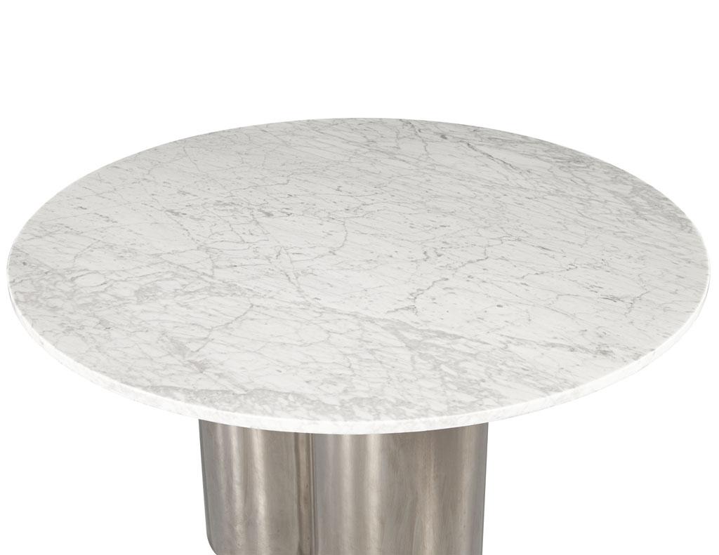 Moderner runder Tisch mit Marmorplatte und Metallsockel im Angebot 3