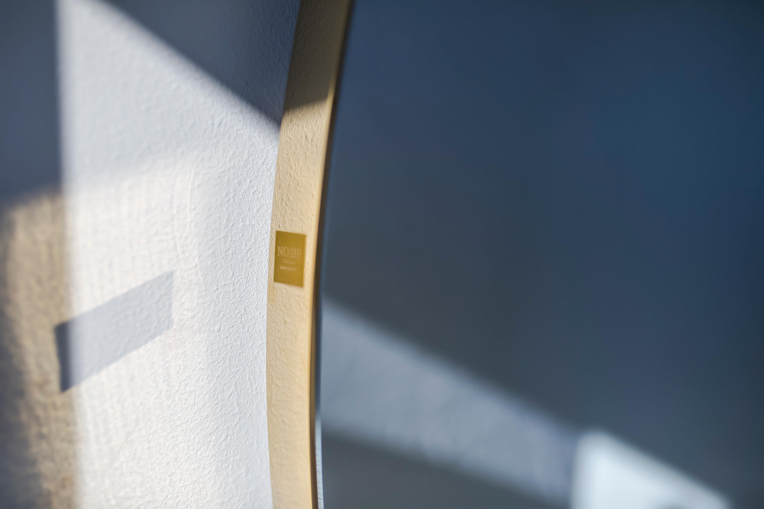 Bringen Sie mit dem runden Akzentspiegel Asta einen Hauch von stromlinienförmigem, modernem Stil in Ihren Raum. Das schlanke Gestell aus Metall ist solide verarbeitet und verleiht ihm einen minimalistischen Touch. Abgesehen vom Aussehen ist dieser