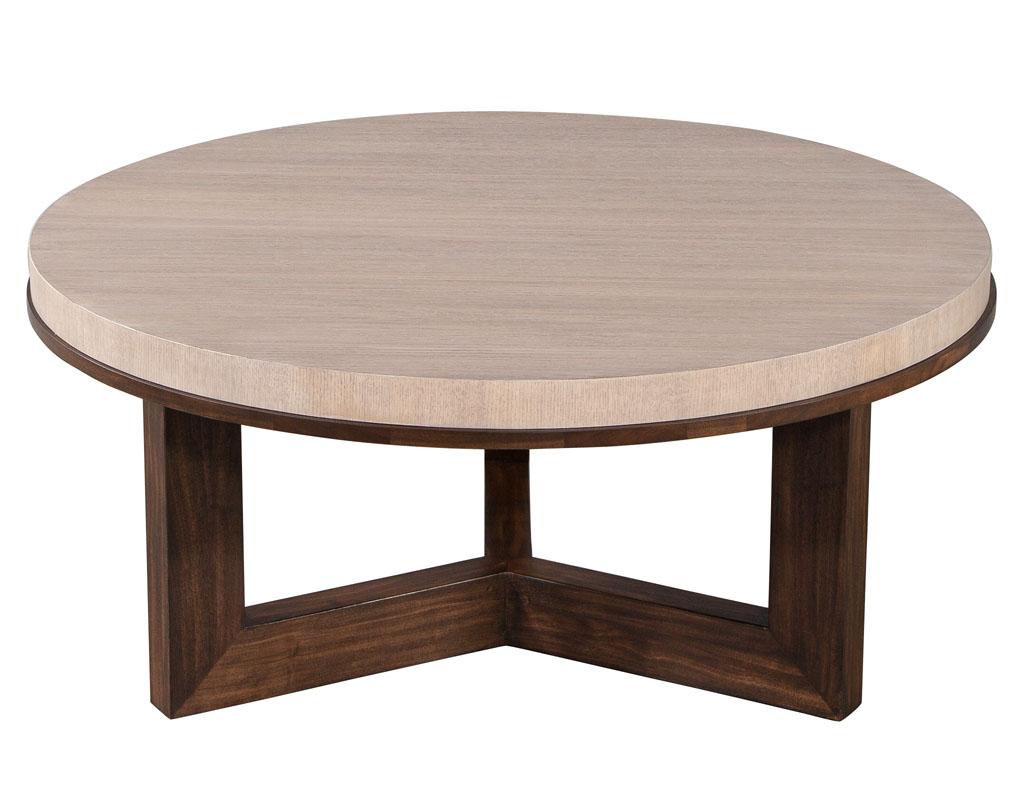 Moderne Table basse ronde moderne en chêne et noyer en vente