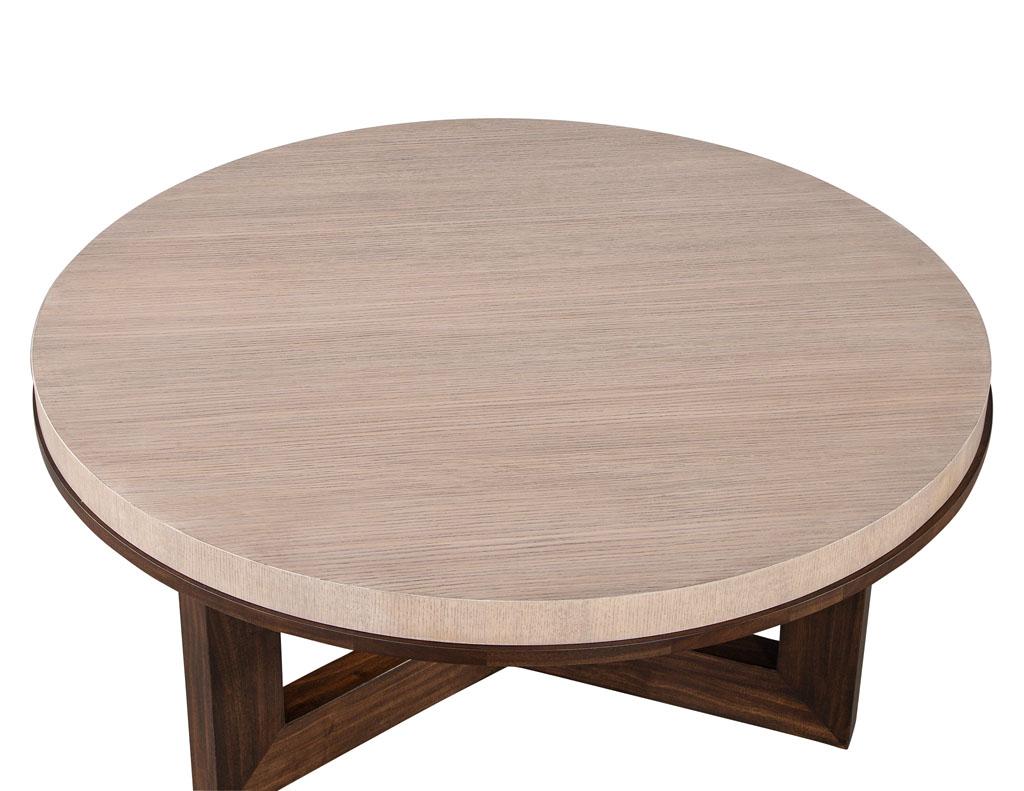 Américain Table basse ronde moderne en chêne et noyer en vente