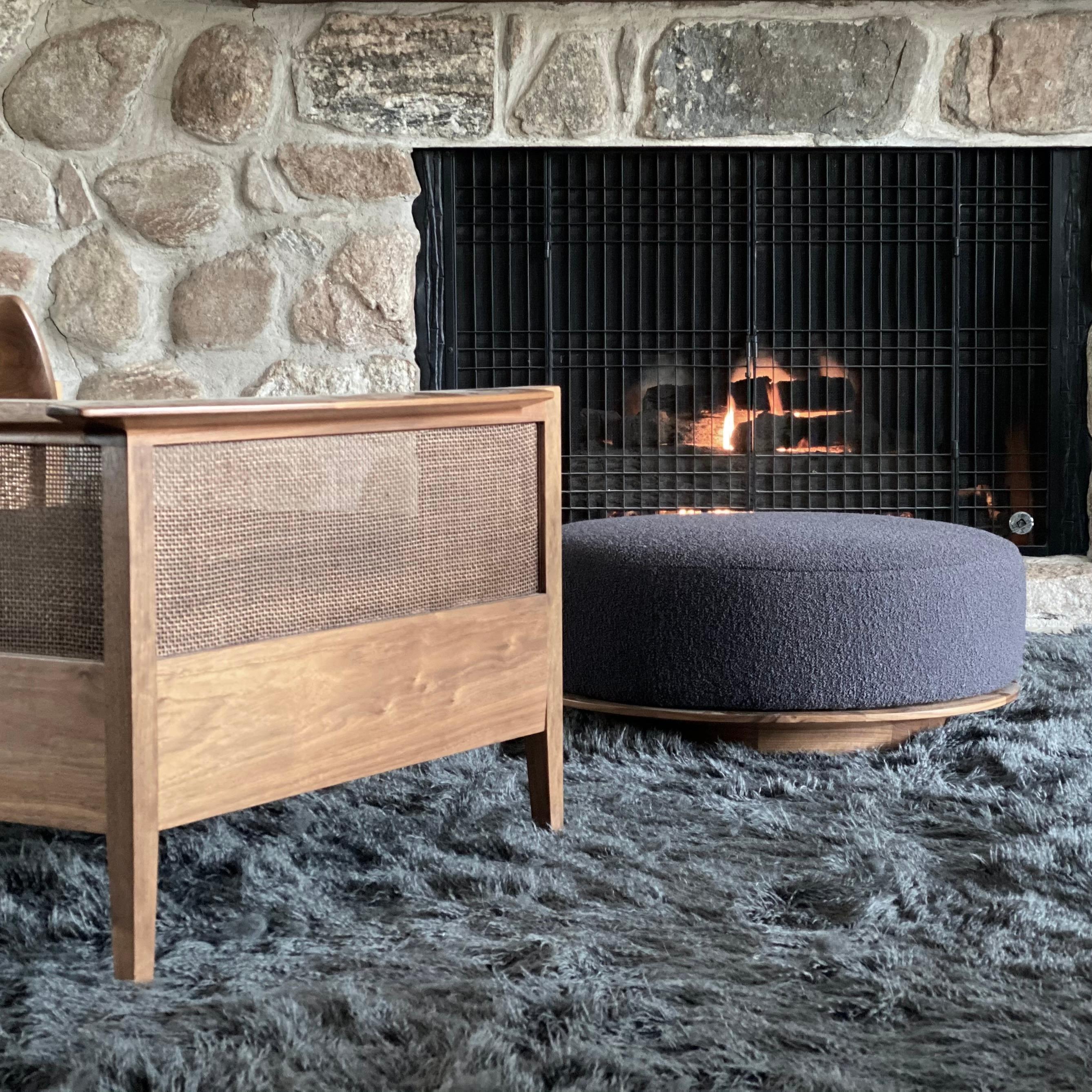 XXIe siècle et contemporain Pouf rond moderne avec base en noyer ébénisé  COM UNIQUEMENT en vente