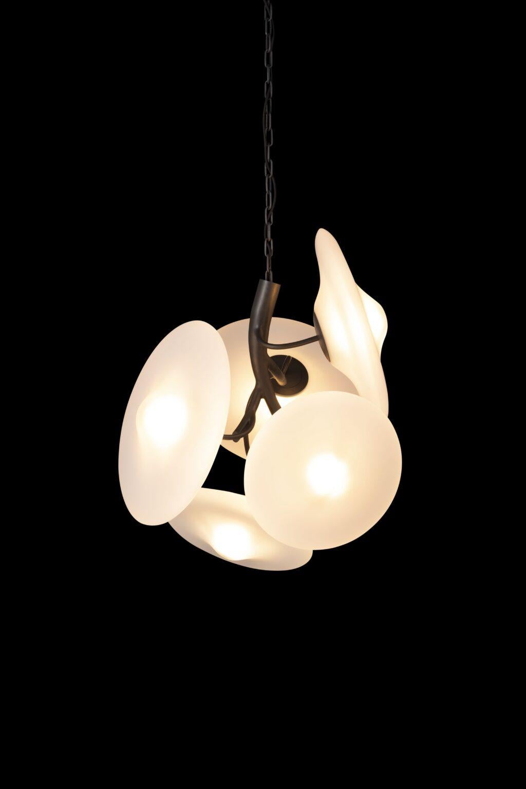 Lustre moderne à pendentif rond, finition bronze patiné foncé, collection Blossom Neuf - En vente à Naarden, NL