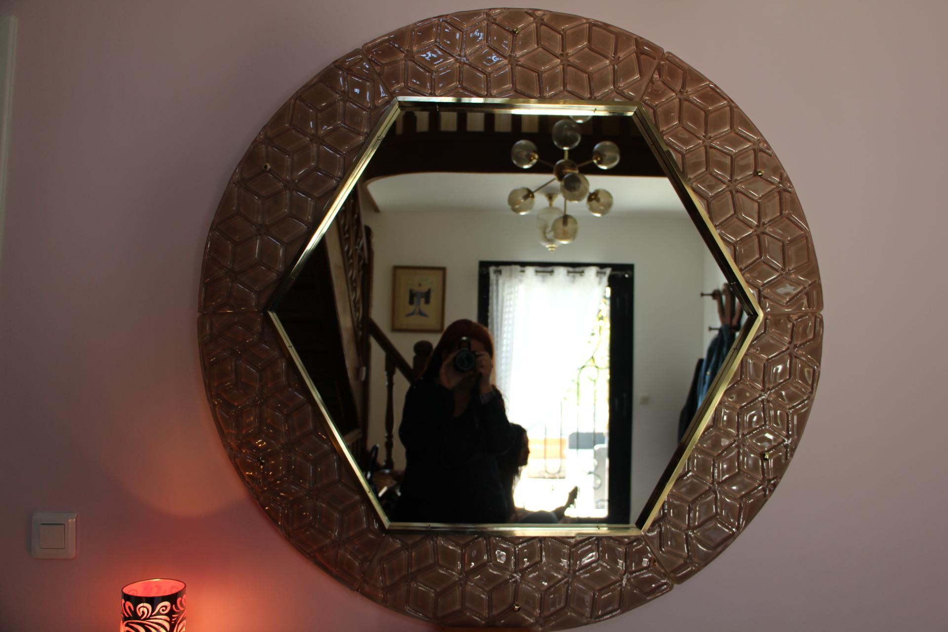 This art glass mirror is really magnificent with its pink Murano glass frame made of 6 plaques and circular brass finish. Its color is very soft and romantic.
It could be used in an entrance hall, a bedroom, a living room.

   
