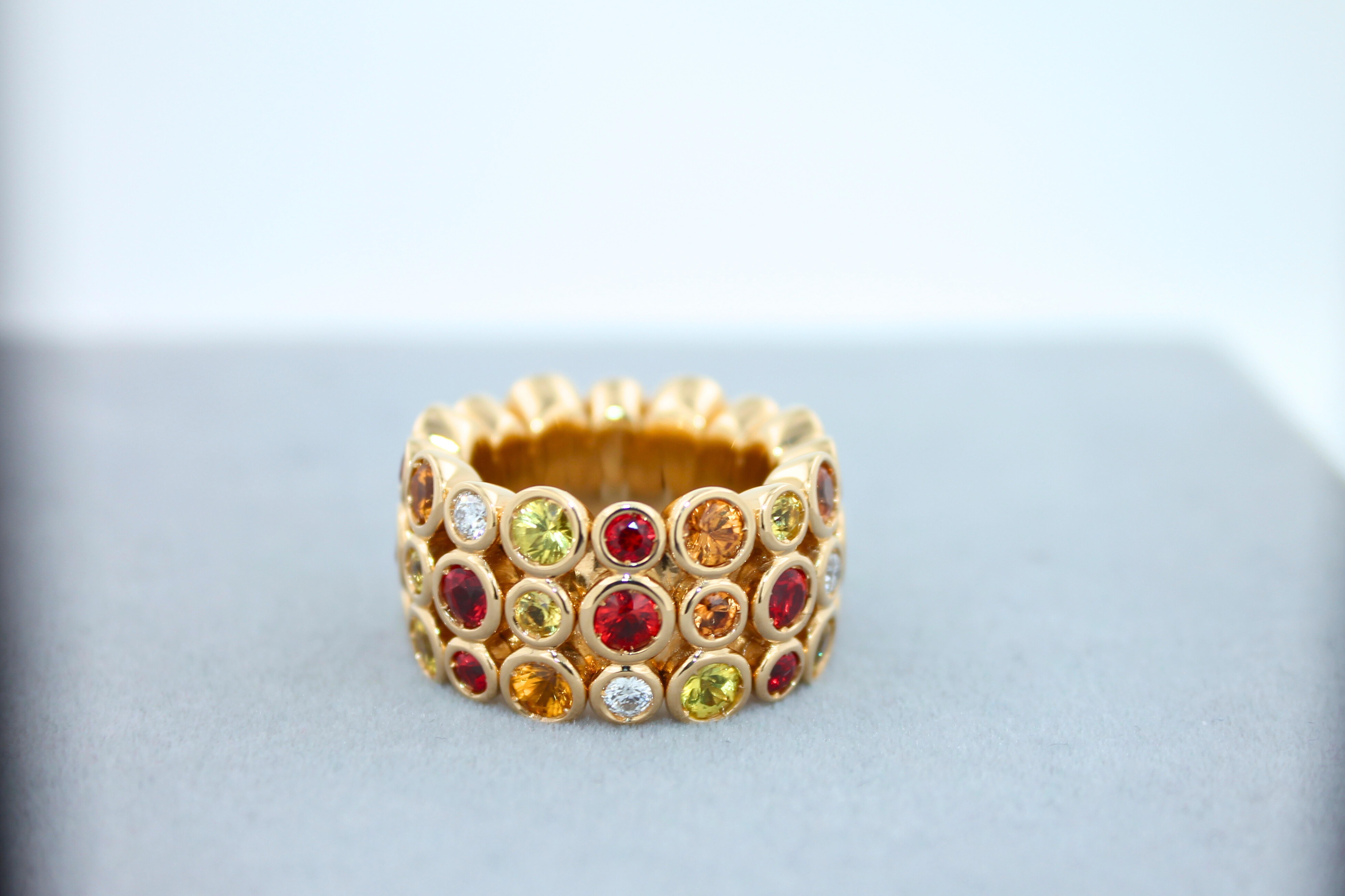 Moderne Bague moderne en or jaune 18 carats sertie de saphirs ronds, rubis et diamants en vente
