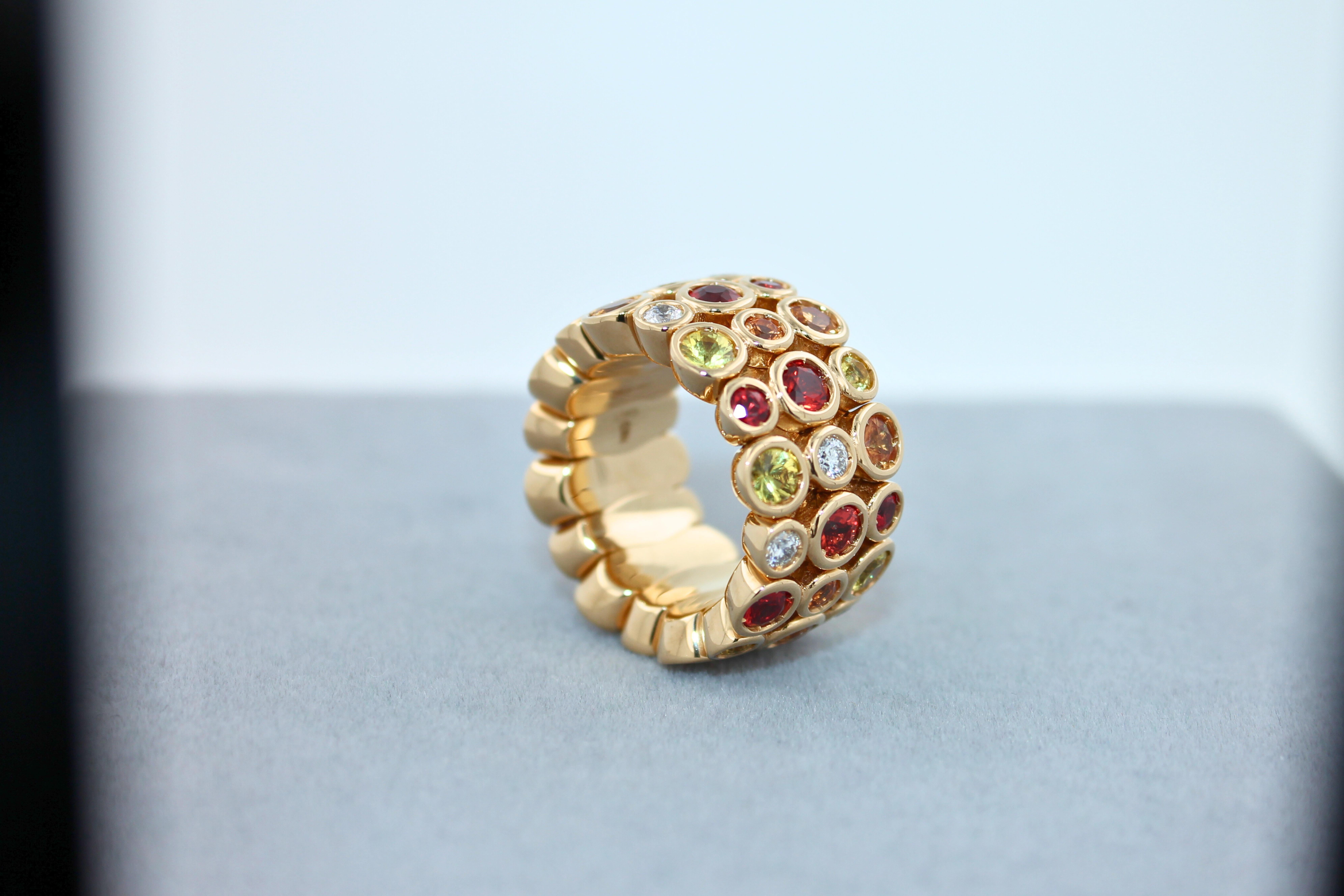Taille ronde Bague moderne en or jaune 18 carats sertie de saphirs ronds, rubis et diamants en vente