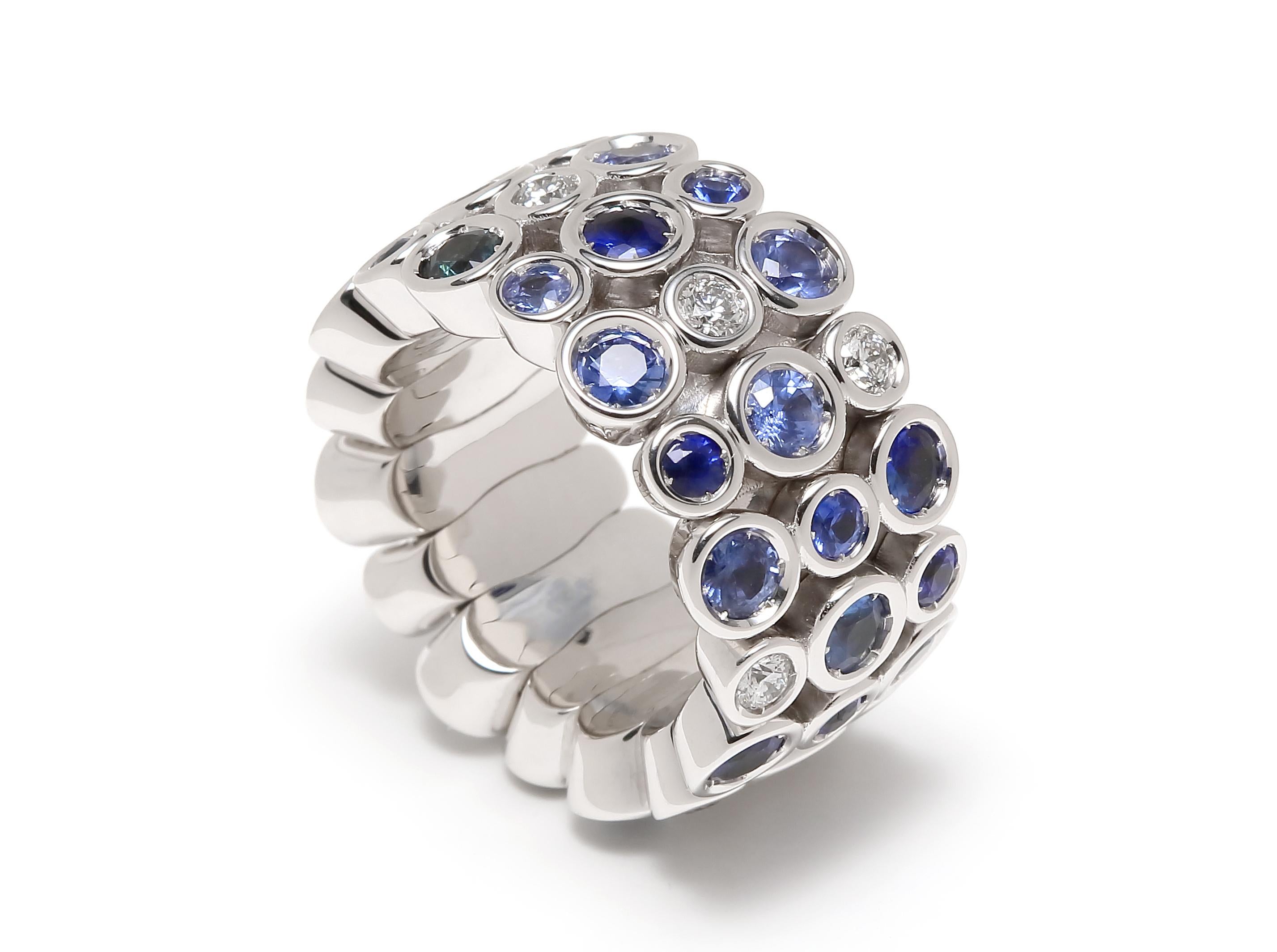 Eternity-Ring aus 18 Karat Weißgold mit blauem Saphir und Himmeltopas und Diamant in flexibler Lünette (Moderne) im Angebot