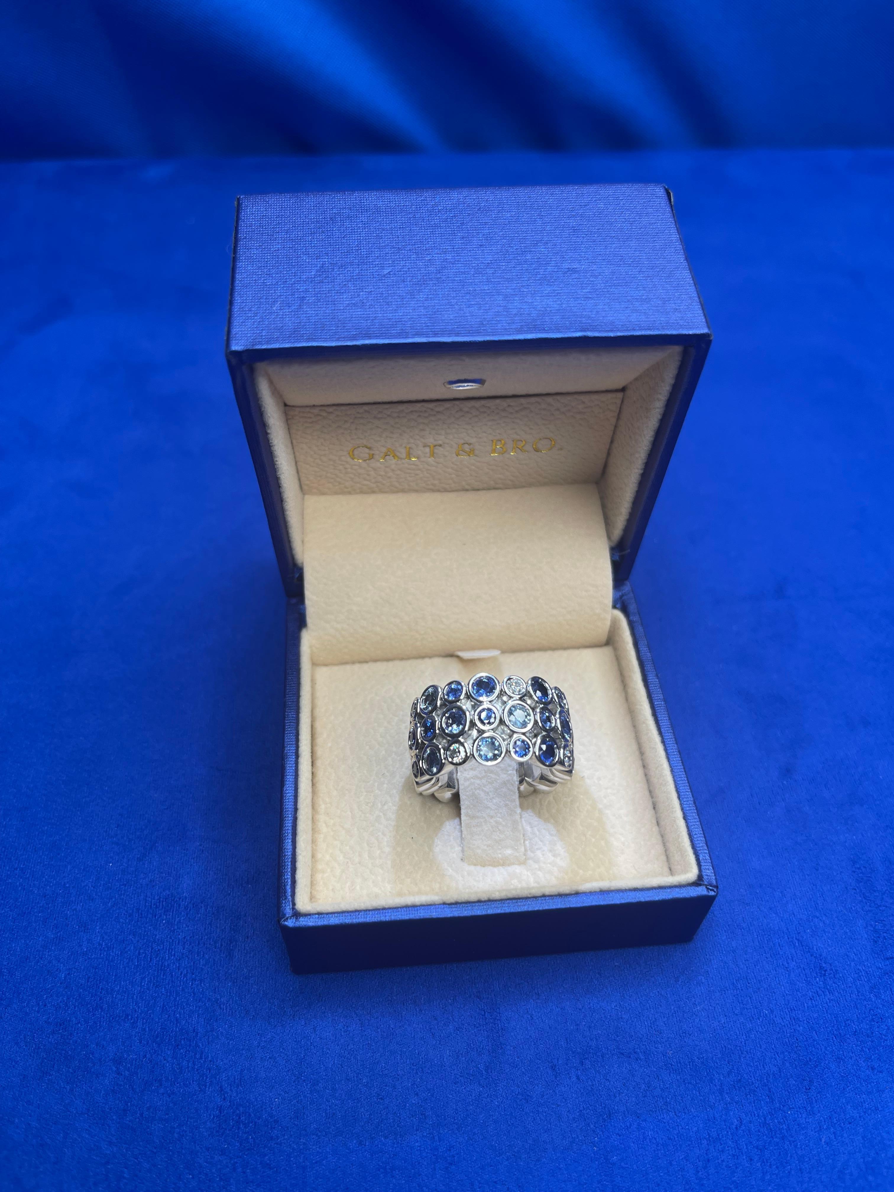 Eternity-Ring aus 18 Karat Weißgold mit blauem Saphir und Himmeltopas und Diamant in flexibler Lünette im Angebot 1