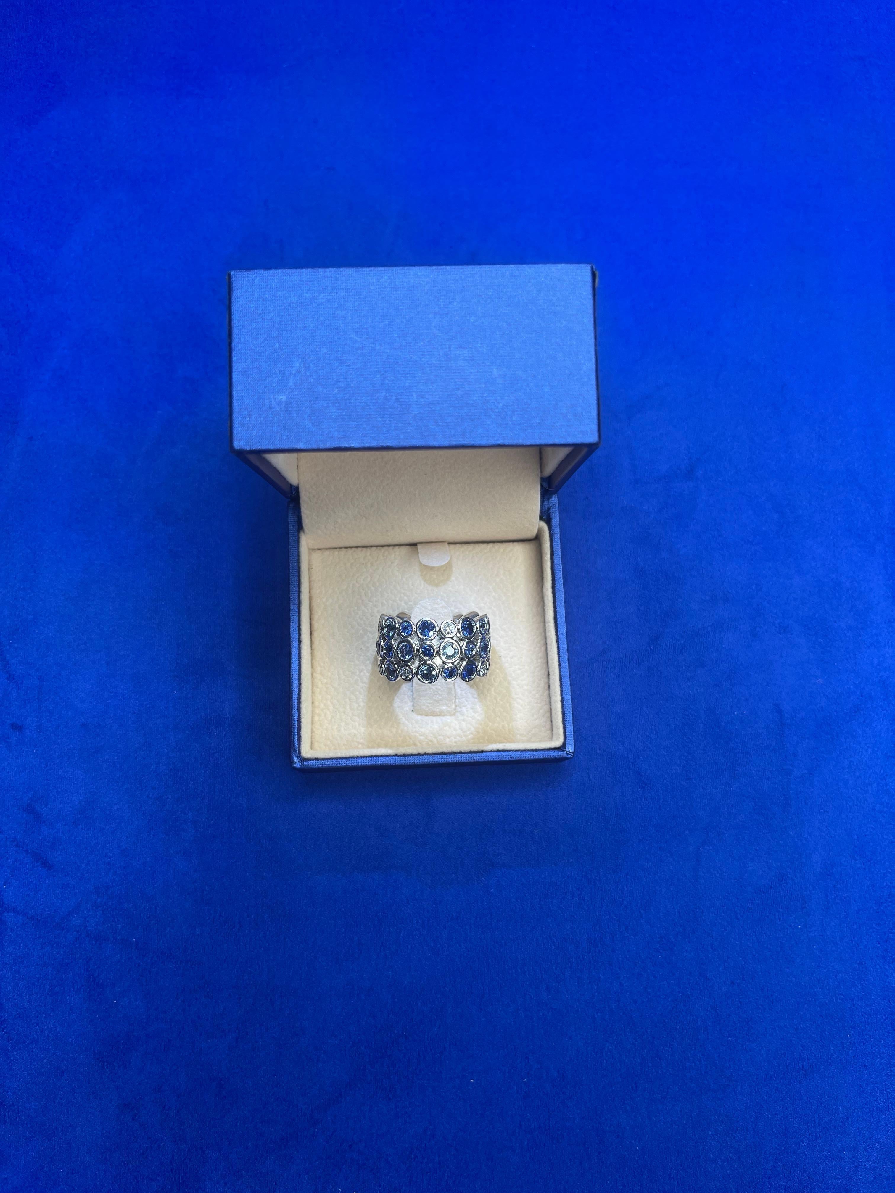 Eternity-Ring aus 18 Karat Weißgold mit blauem Saphir und Himmeltopas und Diamant in flexibler Lünette im Angebot 2
