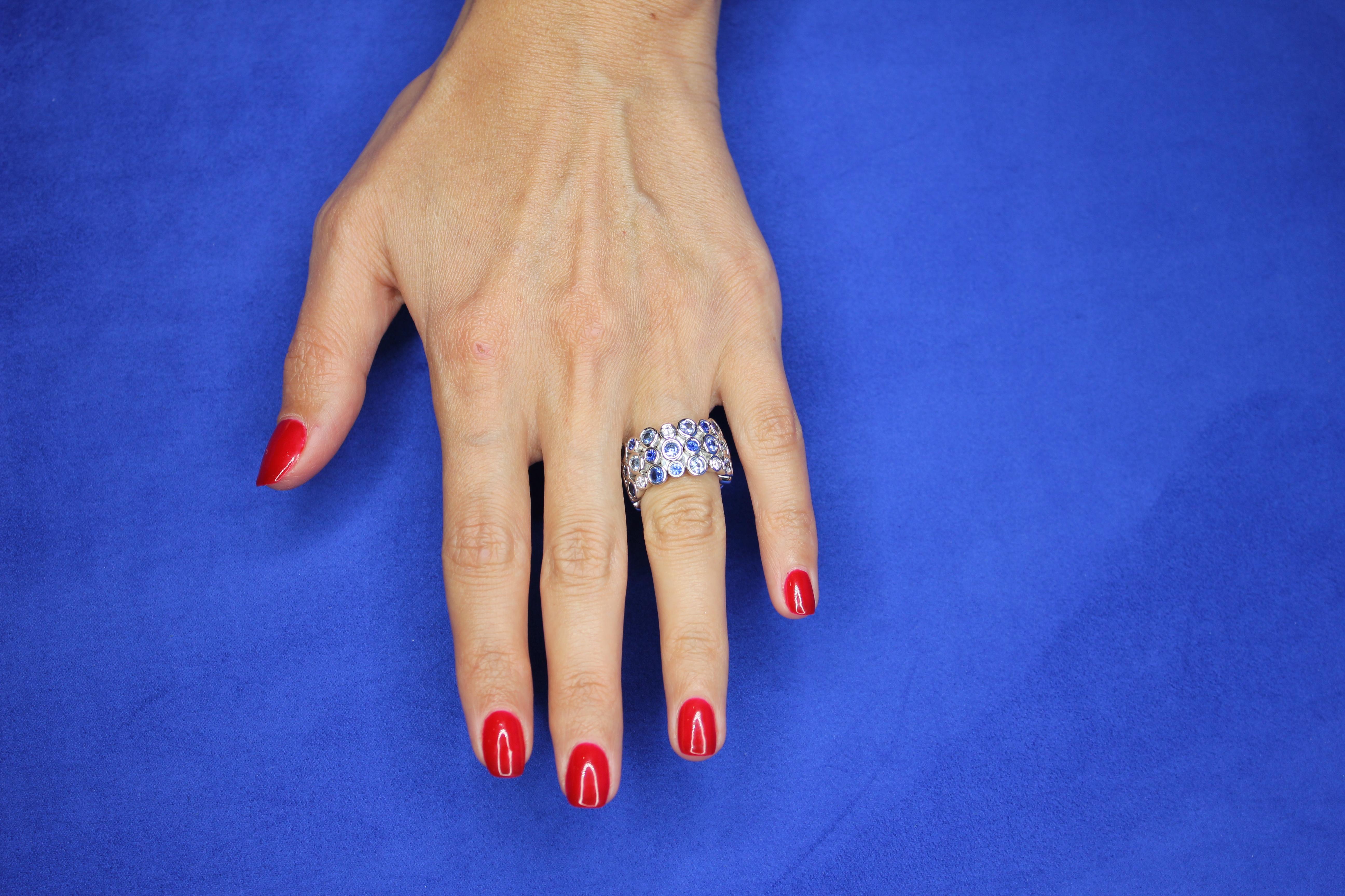 Eternity-Ring aus 18 Karat Weißgold mit blauem Saphir und Himmeltopas und Diamant in flexibler Lünette im Angebot 4