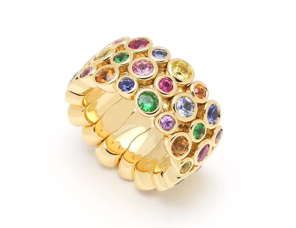 Eternity-Ring aus 18 Karat Gelbgold mit mehrfarbigem Regenbogen-Saphir und Edelstein-Lünette

Juwelen, inspiriert von der farbenfrohen Art-Déco-Bewegung. Lebendige Designs und farbenfrohe Interpretationen in einer dreireihigen