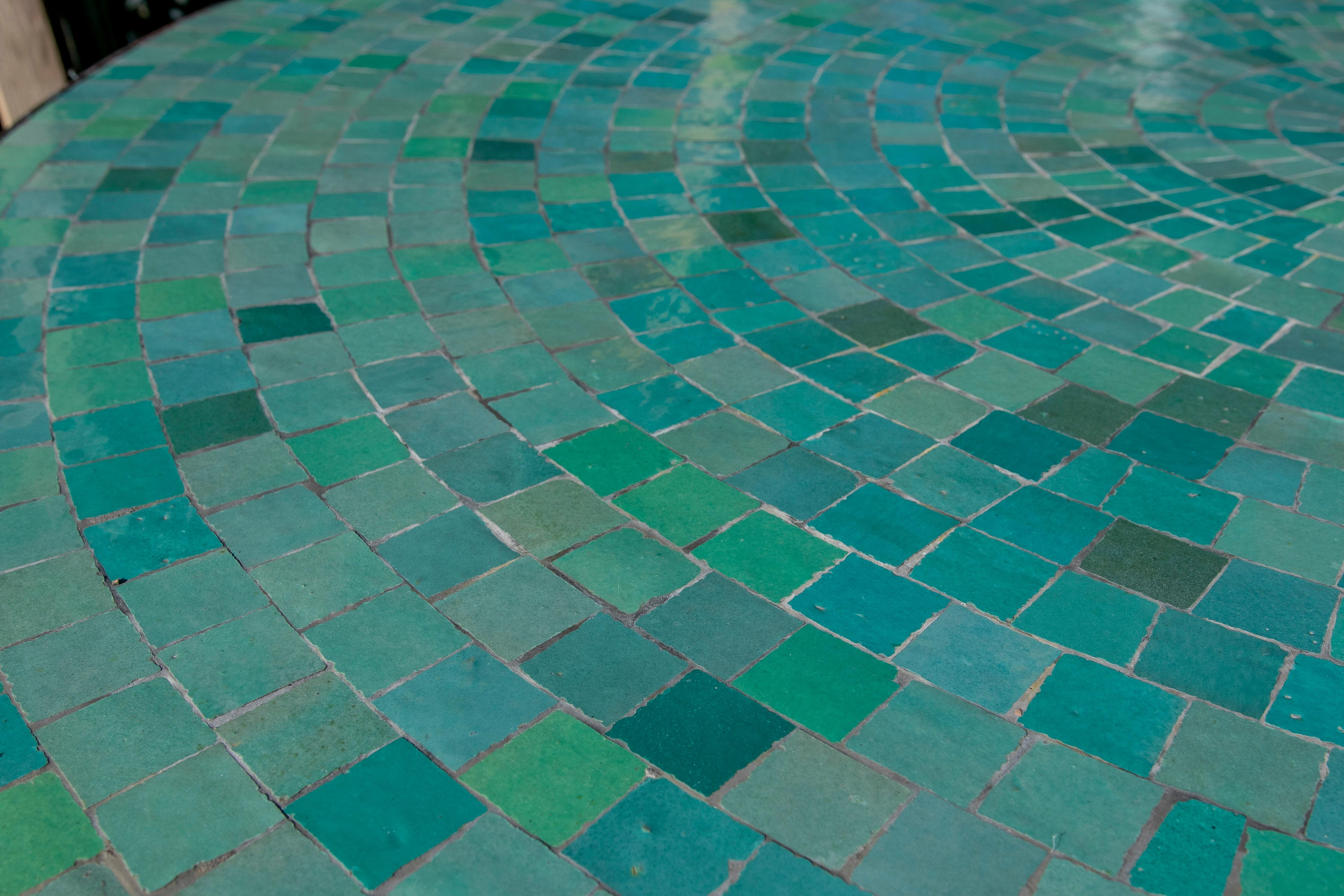 Moderner runder spanischer grün glasierter Zellige Fliesen Mosaik Tisch für draußen & Eisenfuß 4