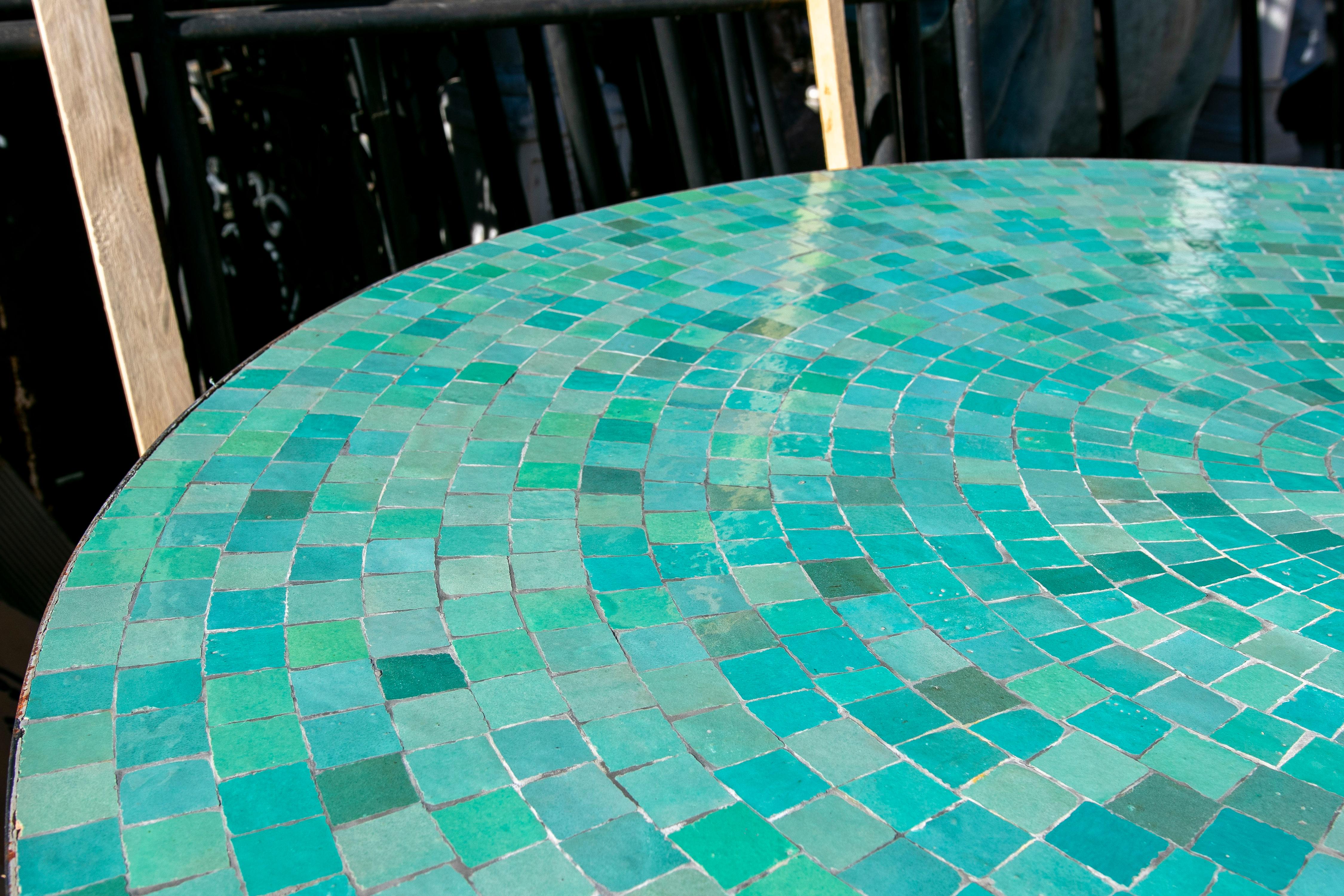 Moderner runder spanischer grün glasierter Zellige Fliesen Mosaik Tisch für draußen & Eisenfuß 5