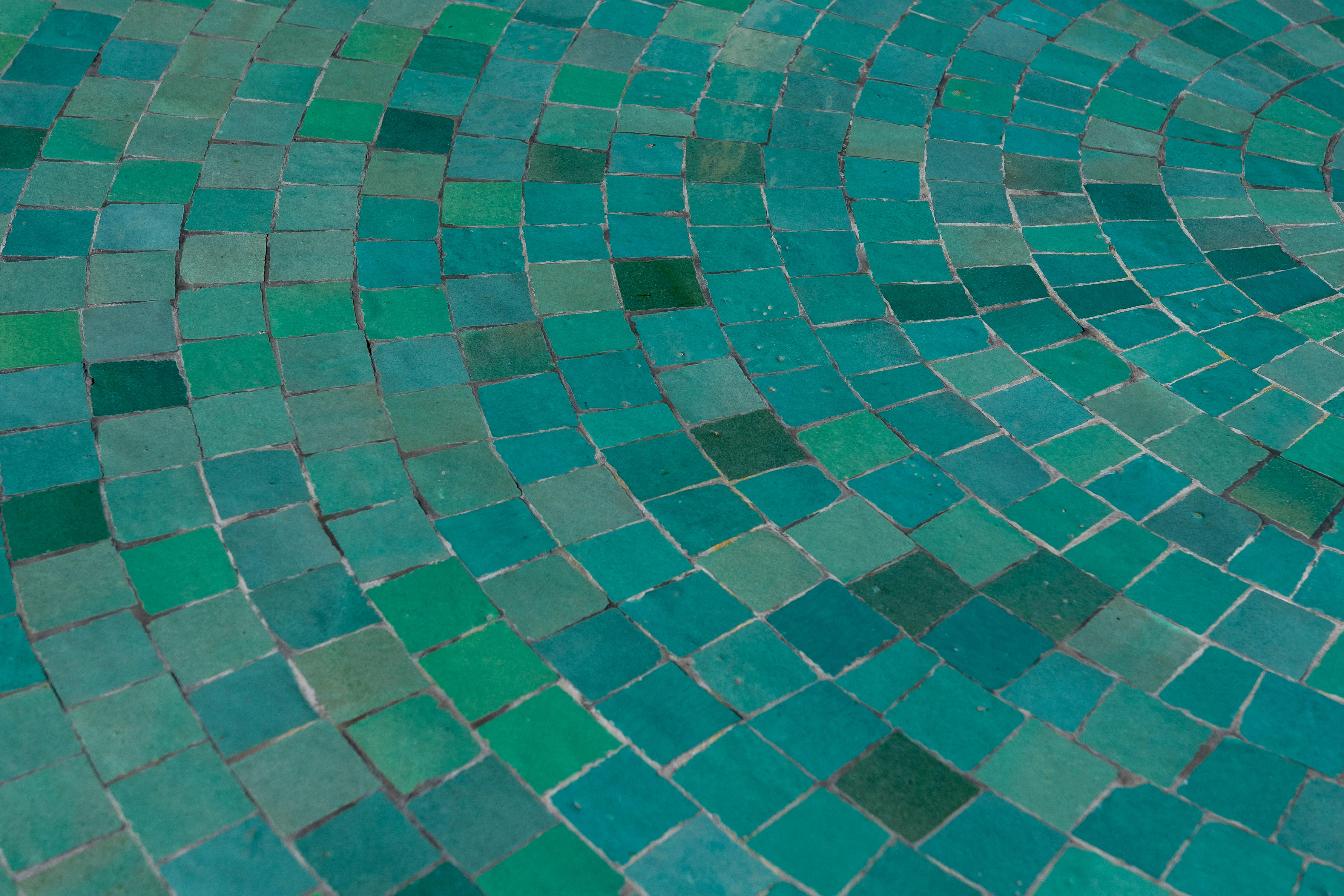 Moderner runder spanischer grün glasierter Zellige Fliesen Mosaik Tisch für draußen & Eisenfuß (Spanisch)