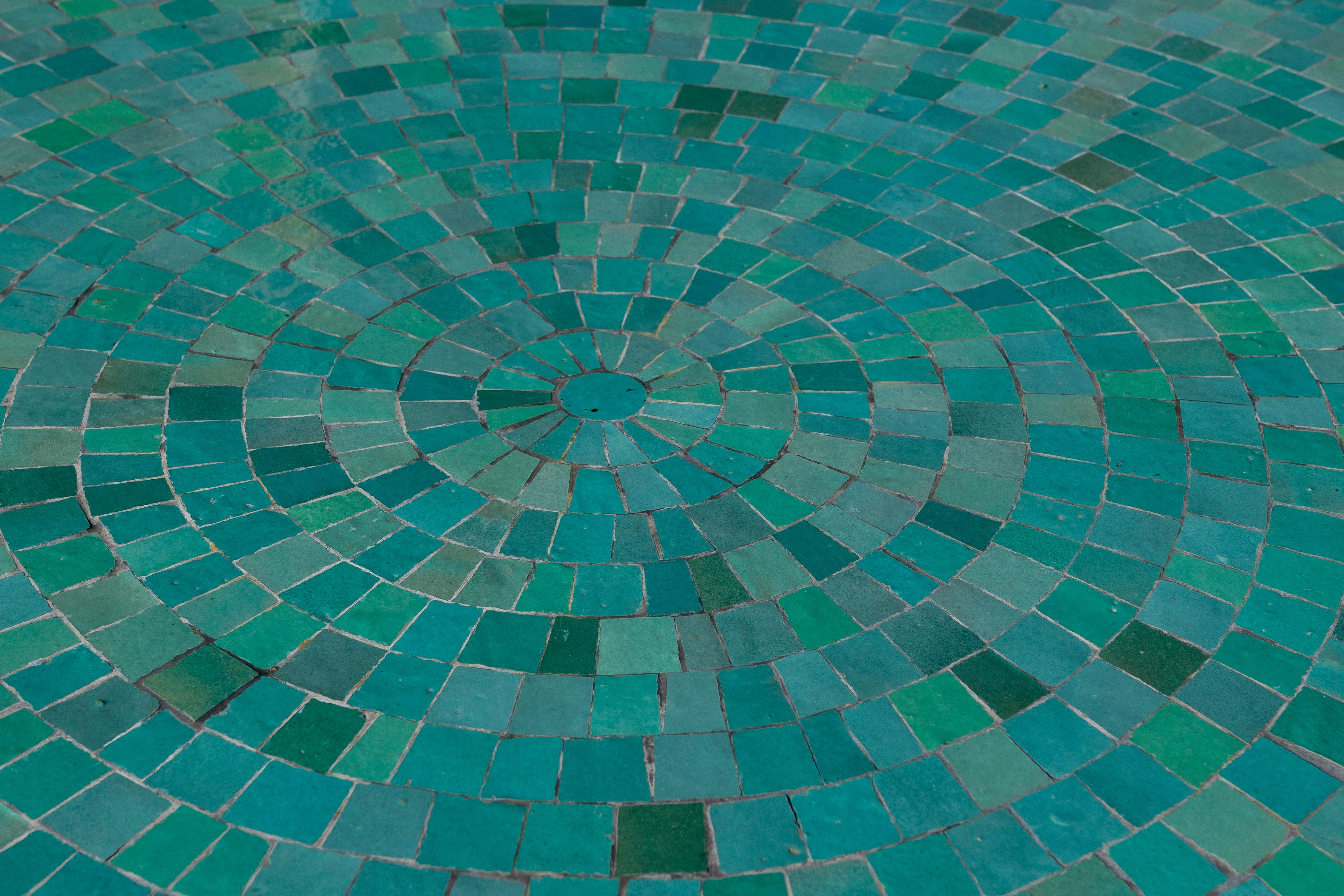 Moderner runder spanischer grün glasierter Zellige Fliesen Mosaik Tisch für draußen & Eisenfuß im Zustand „Gut“ in Marbella, ES