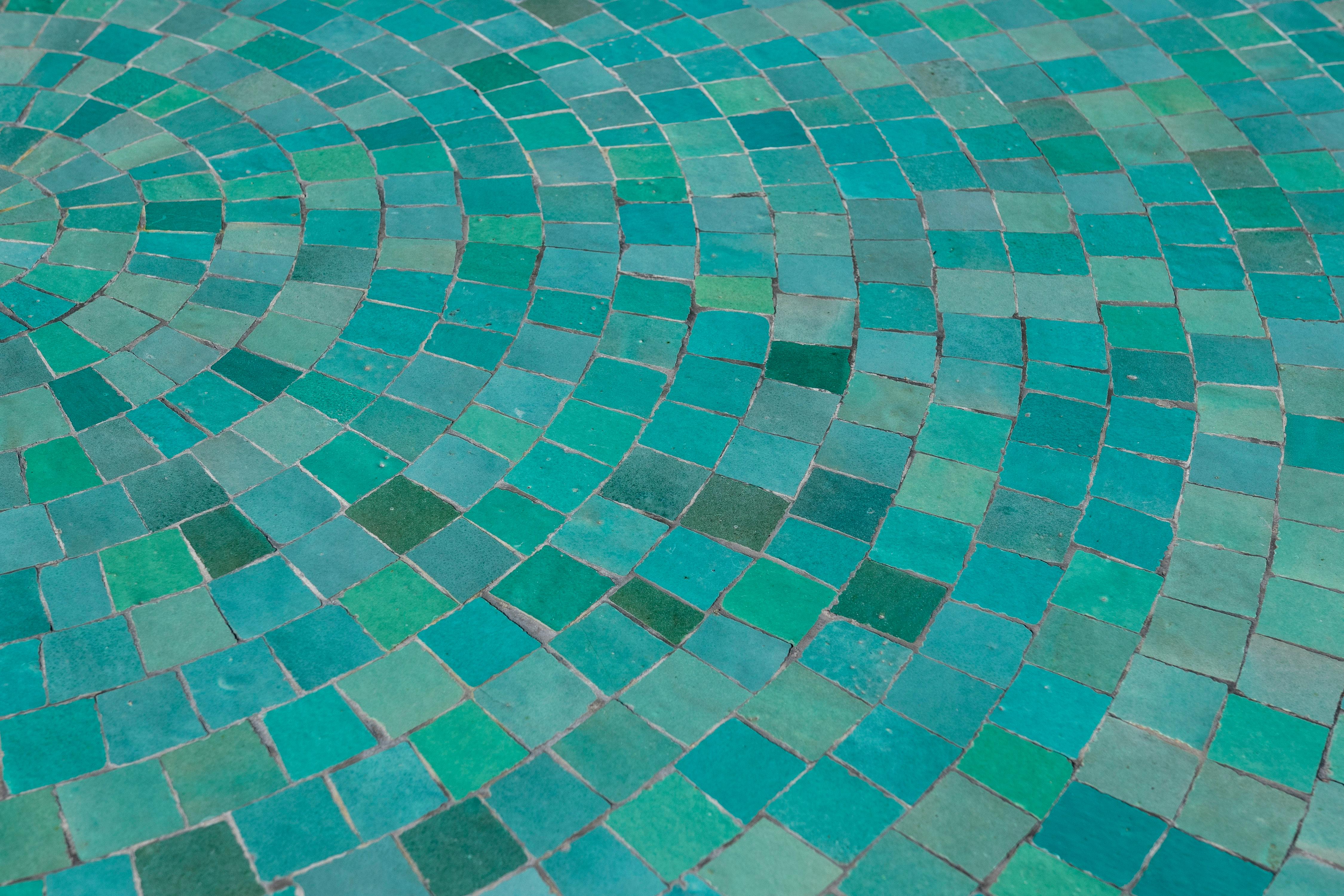 Moderner runder spanischer grün glasierter Zellige Fliesen Mosaik Tisch für draußen & Eisenfuß (21. Jahrhundert und zeitgenössisch)