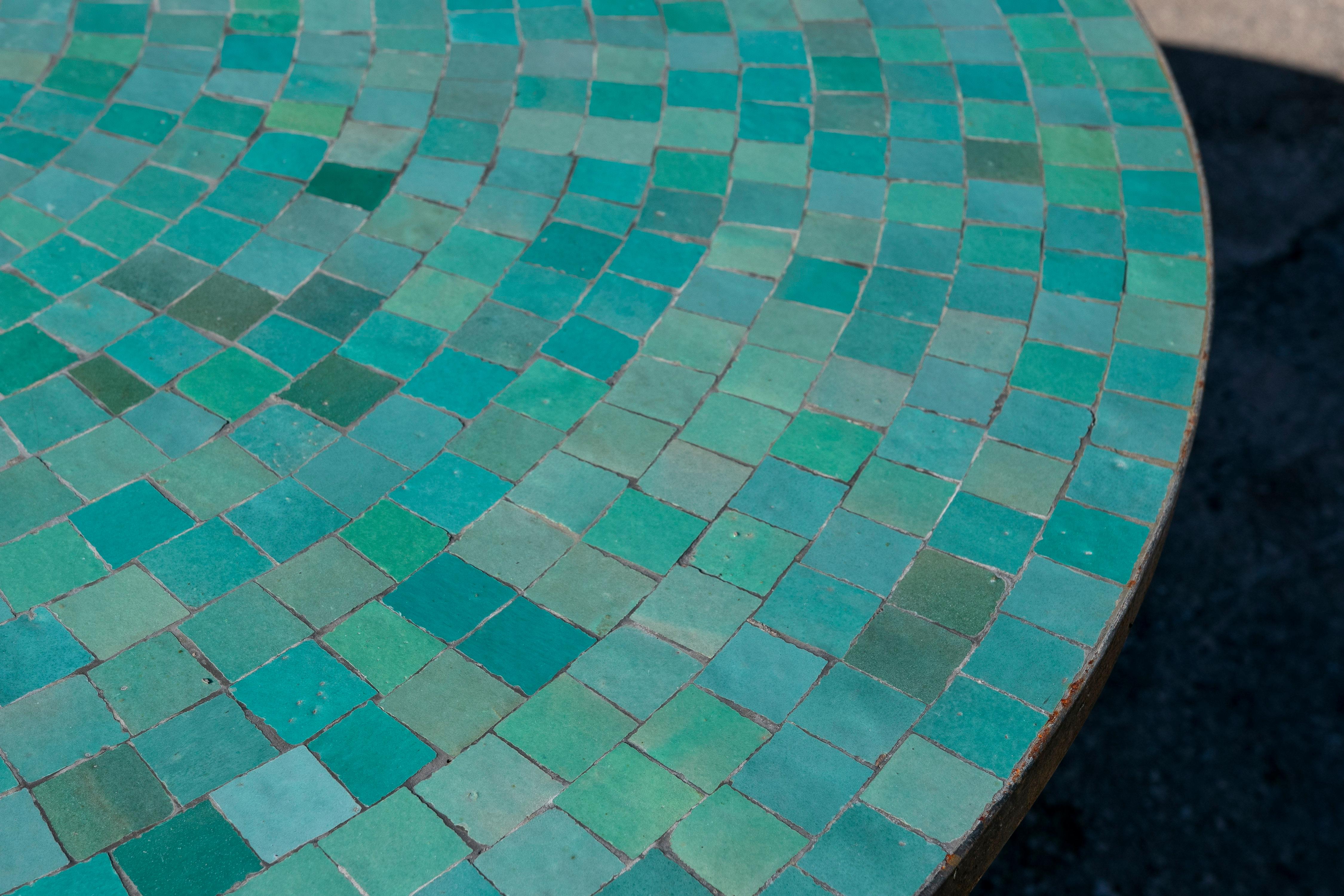 Moderner runder spanischer grün glasierter Zellige Fliesen Mosaik Tisch für draußen & Eisenfuß (Keramik)