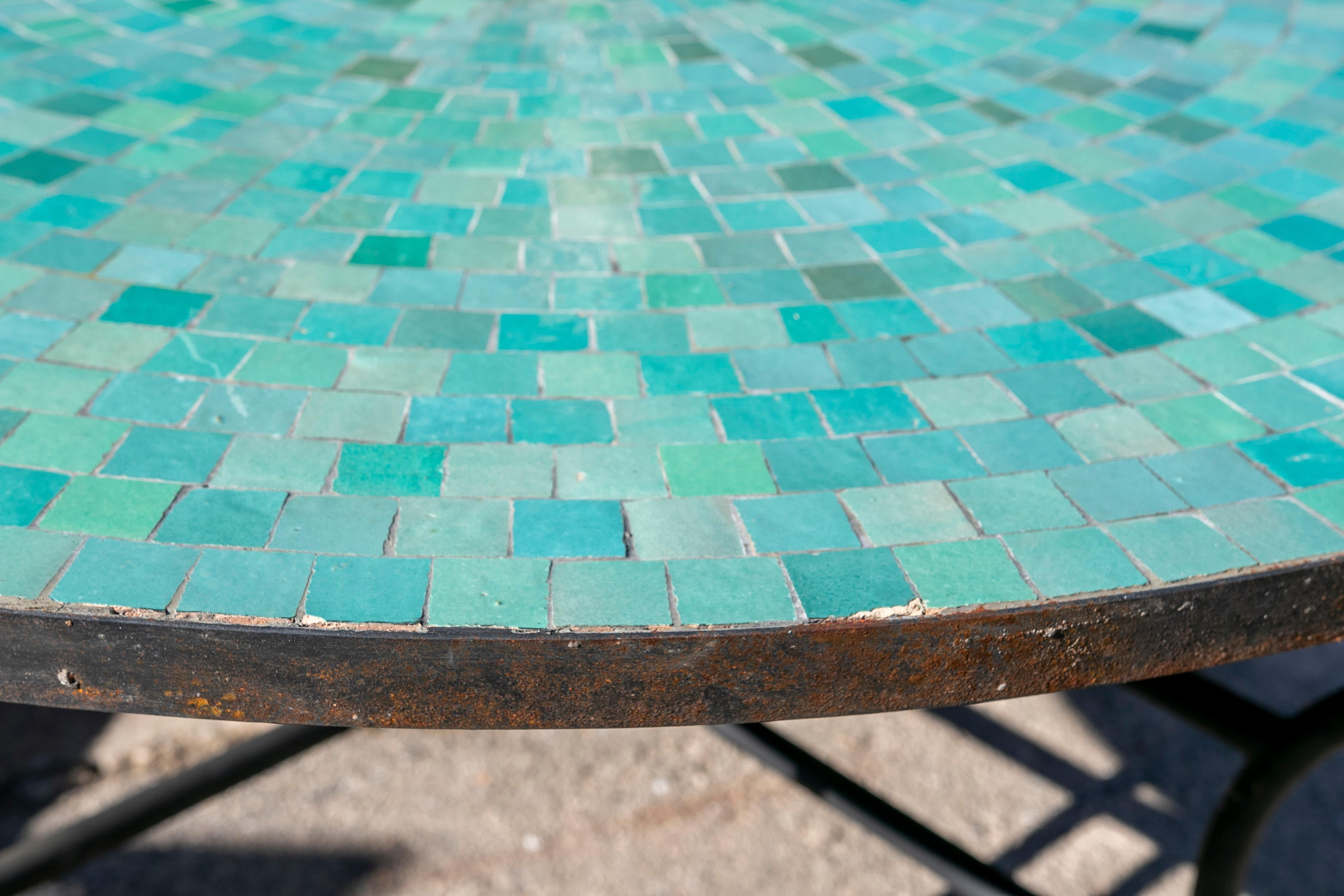 Moderner runder spanischer gr�ün glasierter Zellige Fliesen Mosaik Tisch für draußen & Eisenfuß 1