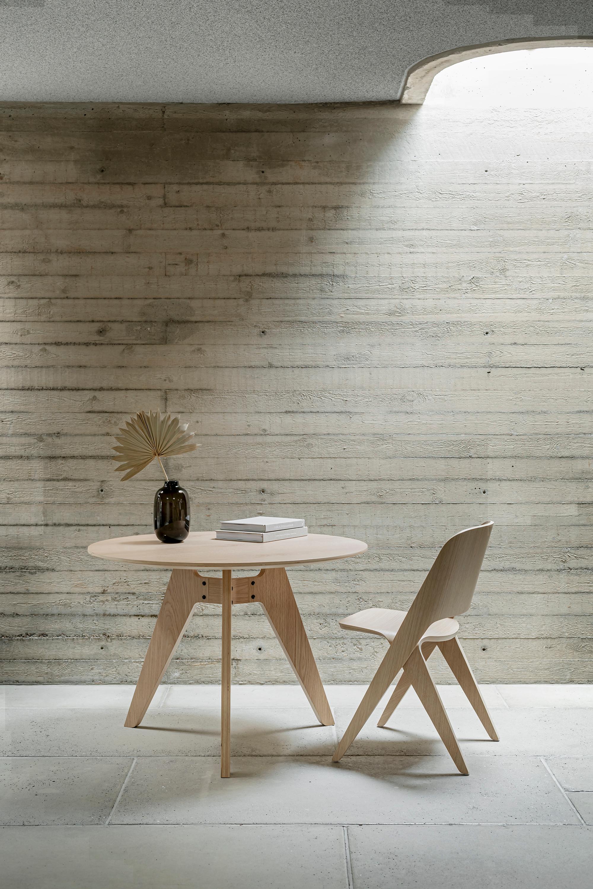 Moderner runder Tisch „Lavitta“ von Poiat, schwarze Eiche, 100 cm (Finnisch) im Angebot