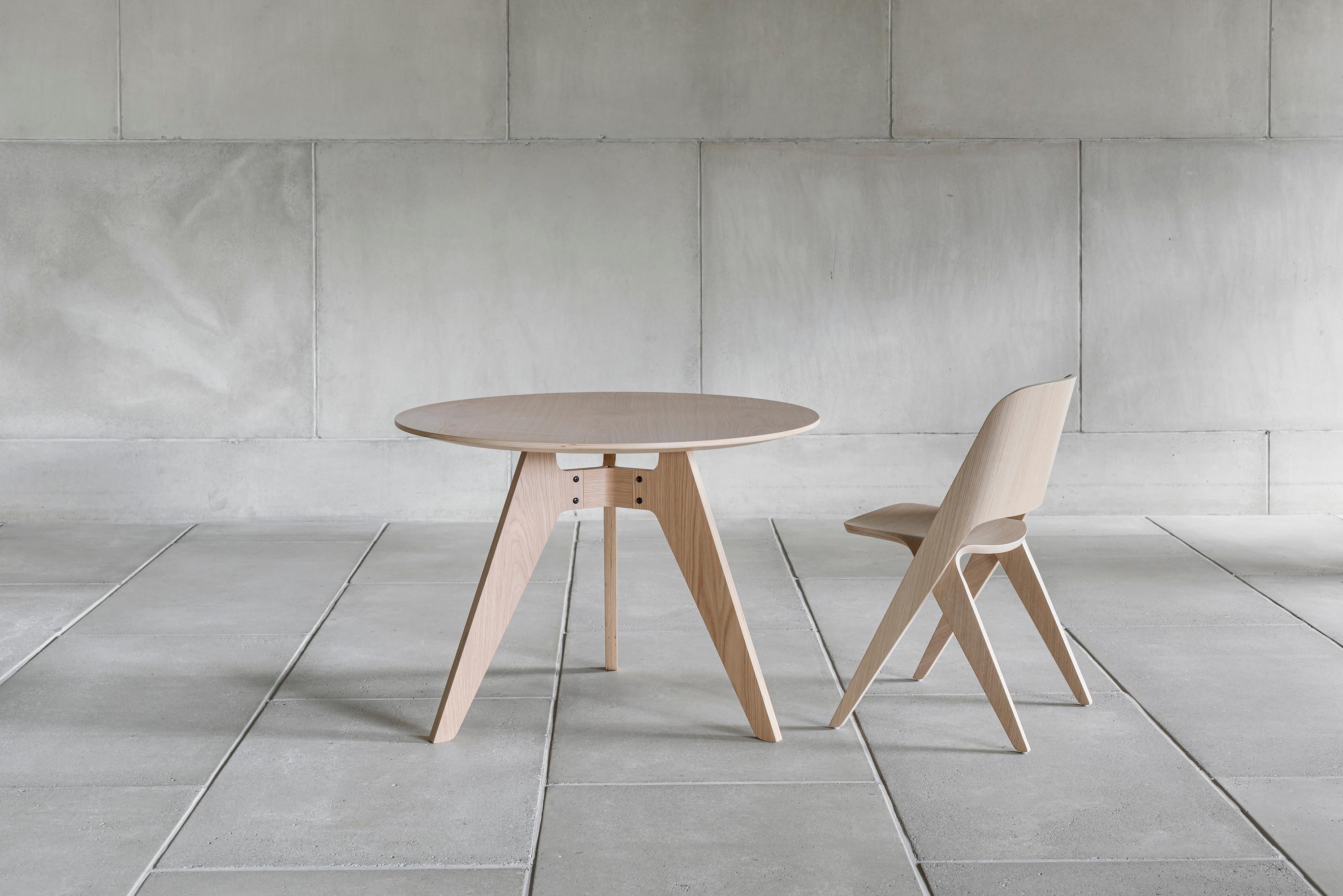 Modern Round Table 'Lavitta' by Poiat, Black Oak, 100cm For Sale 3