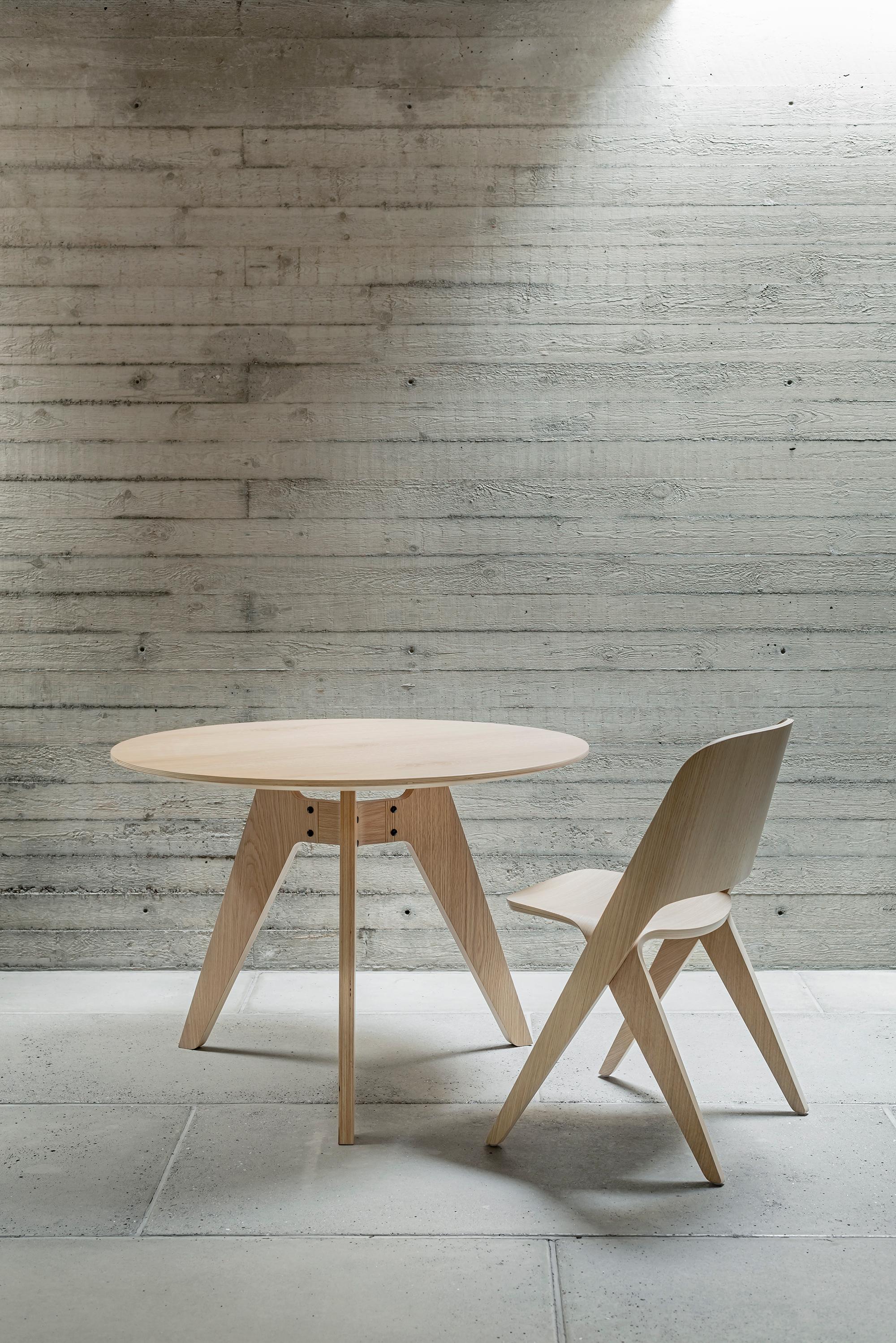 Modern Round Table 'Lavitta' by Poiat, Natural Oak, 100cm For Sale 1