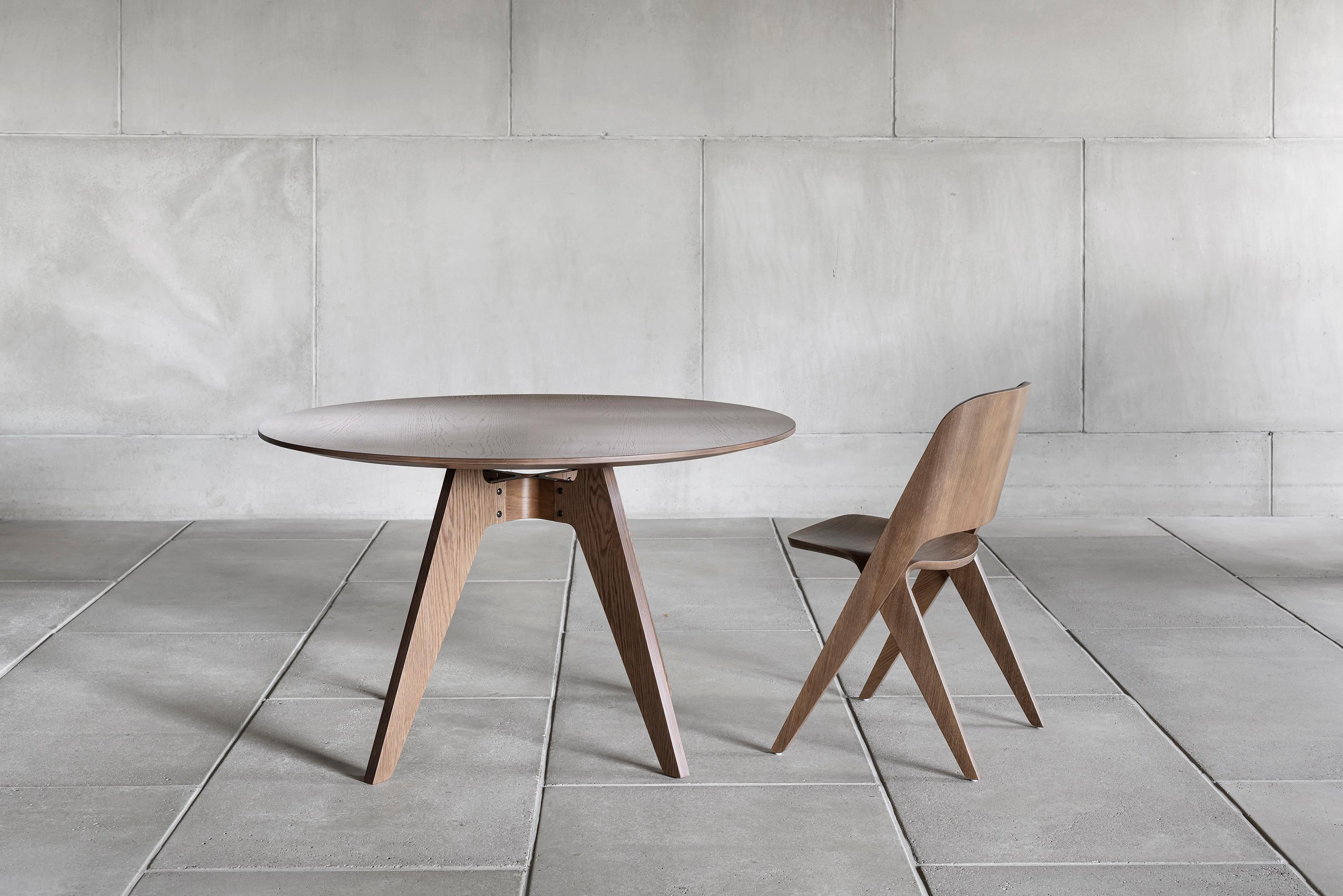 Scandinave moderne Table ronde moderne 'Lavitta' par Poiat, Oak noir, 120cm en vente