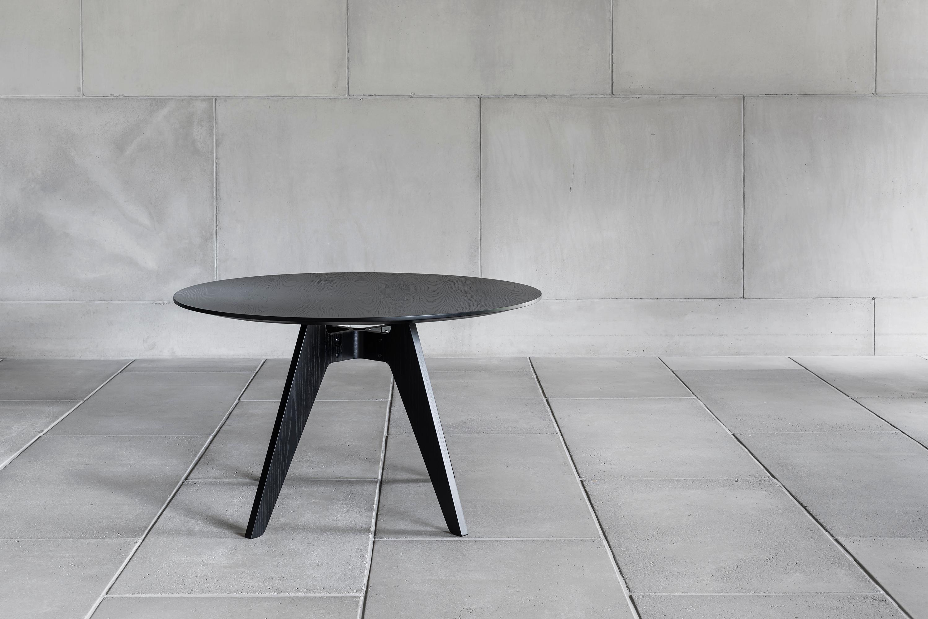 Chêne Table ronde moderne 'Lavitta' par Poiat, Oak noir, 120cm en vente