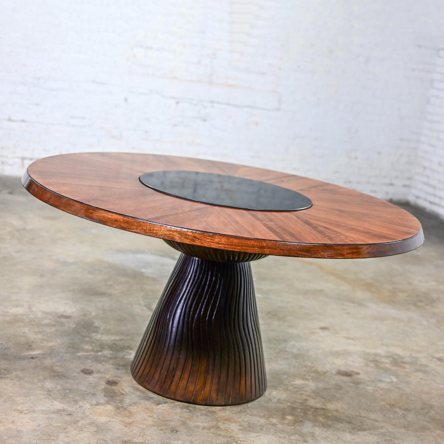 Magnifique table de salle à manger moderne de la fin du 20e au début du 21e siècle, attribuée à Bernhardt Cascade, composée d'un piédestal en composite de style gland et d'un plateau rond en placage de bois incrusté de granit noir avec Lazy Susan ou