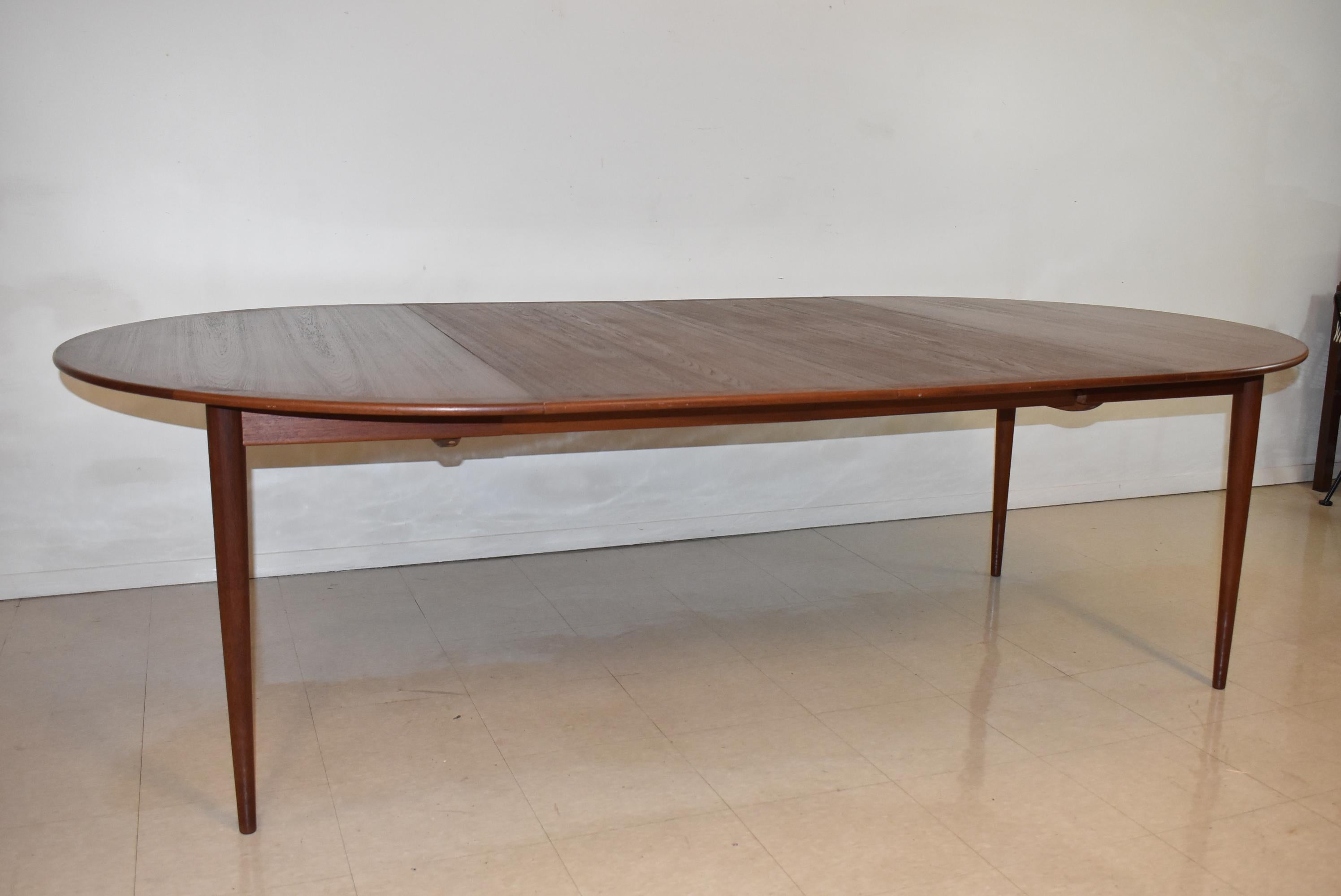 Modern Round Teak Table Grete Jalk for P. Jeppesens-Mobelfabrik In Good Condition For Sale In Toledo, OH