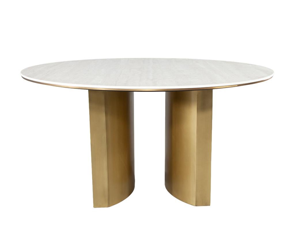 Tavolo da pranzo moderno rotondo in travertino e ottone in vendita 5