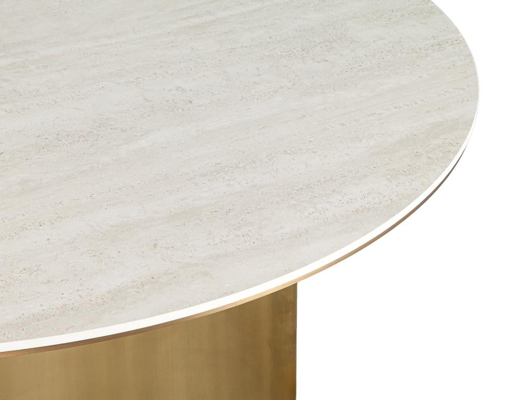 Ottone Tavolo da pranzo moderno rotondo in travertino e ottone in vendita
