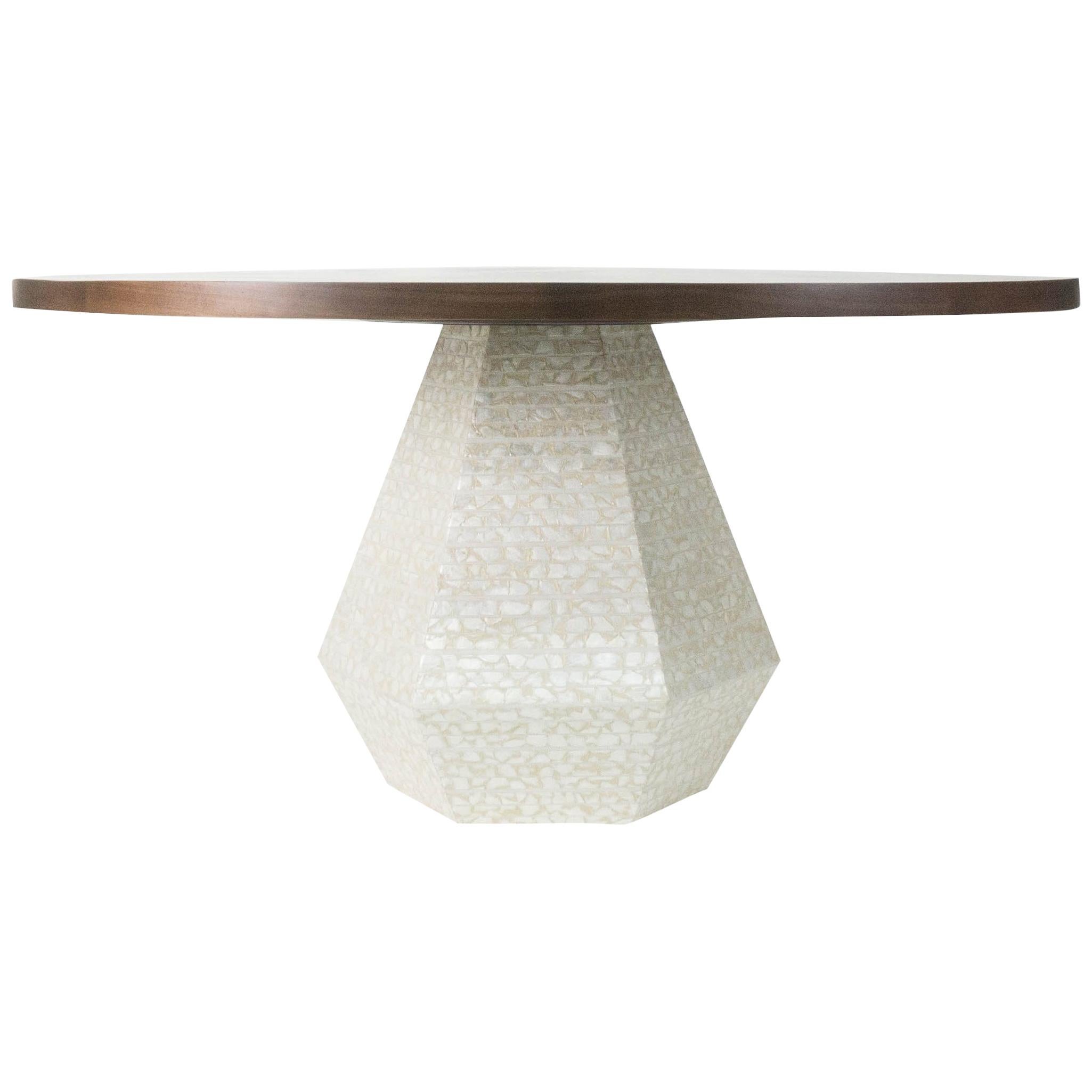 Unser Pilztisch ist ein moderner runder Esstisch mit einer satinierten Walnussplatte. Die einzigartig geformte Basis ist mit echten Capiz-Muscheln bedeckt, die wegen ihres durchscheinenden Aussehens oft als 