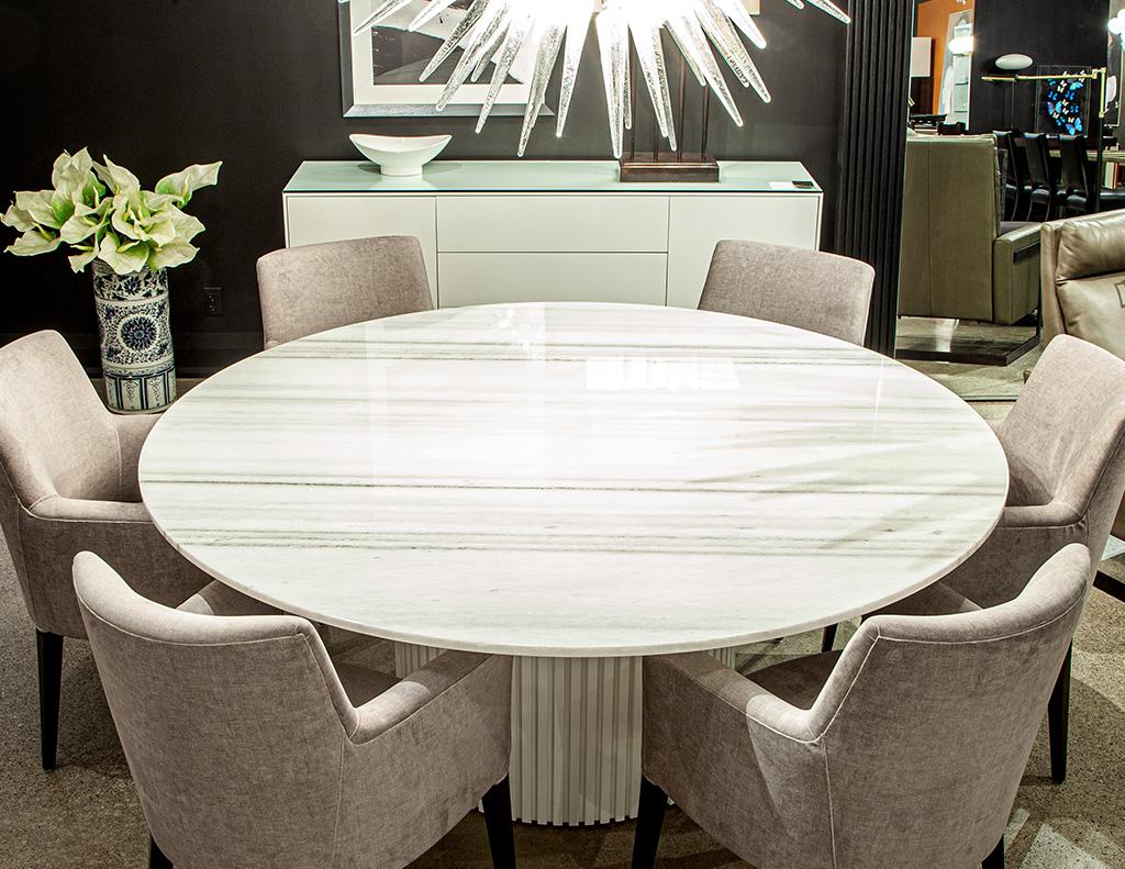 Moderne The Moderns Table de salle à manger ronde à plateau en marbre blanc en vente