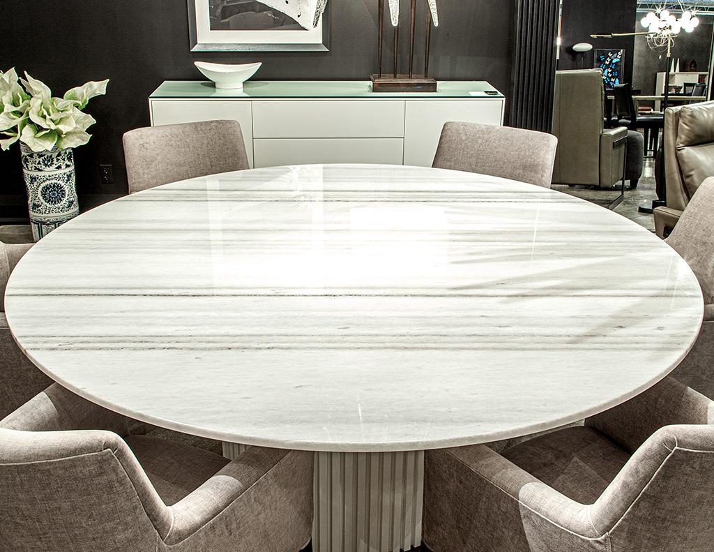 italien The Moderns Table de salle à manger ronde à plateau en marbre blanc en vente