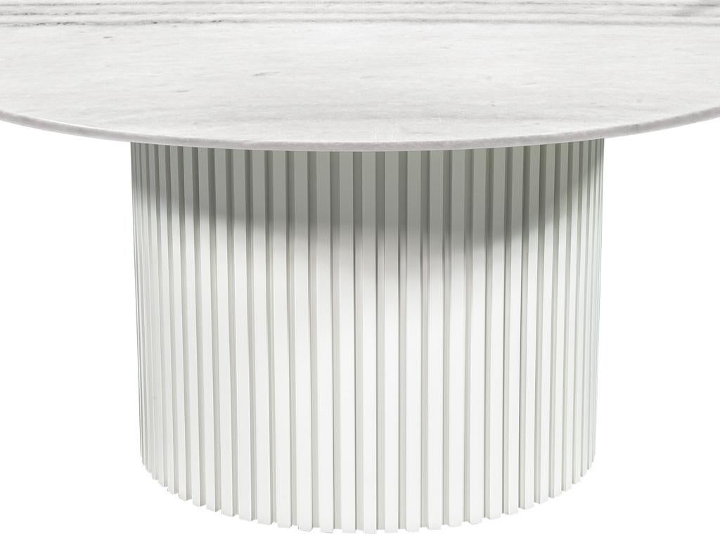 XXIe siècle et contemporain The Moderns Table de salle à manger ronde à plateau en marbre blanc en vente