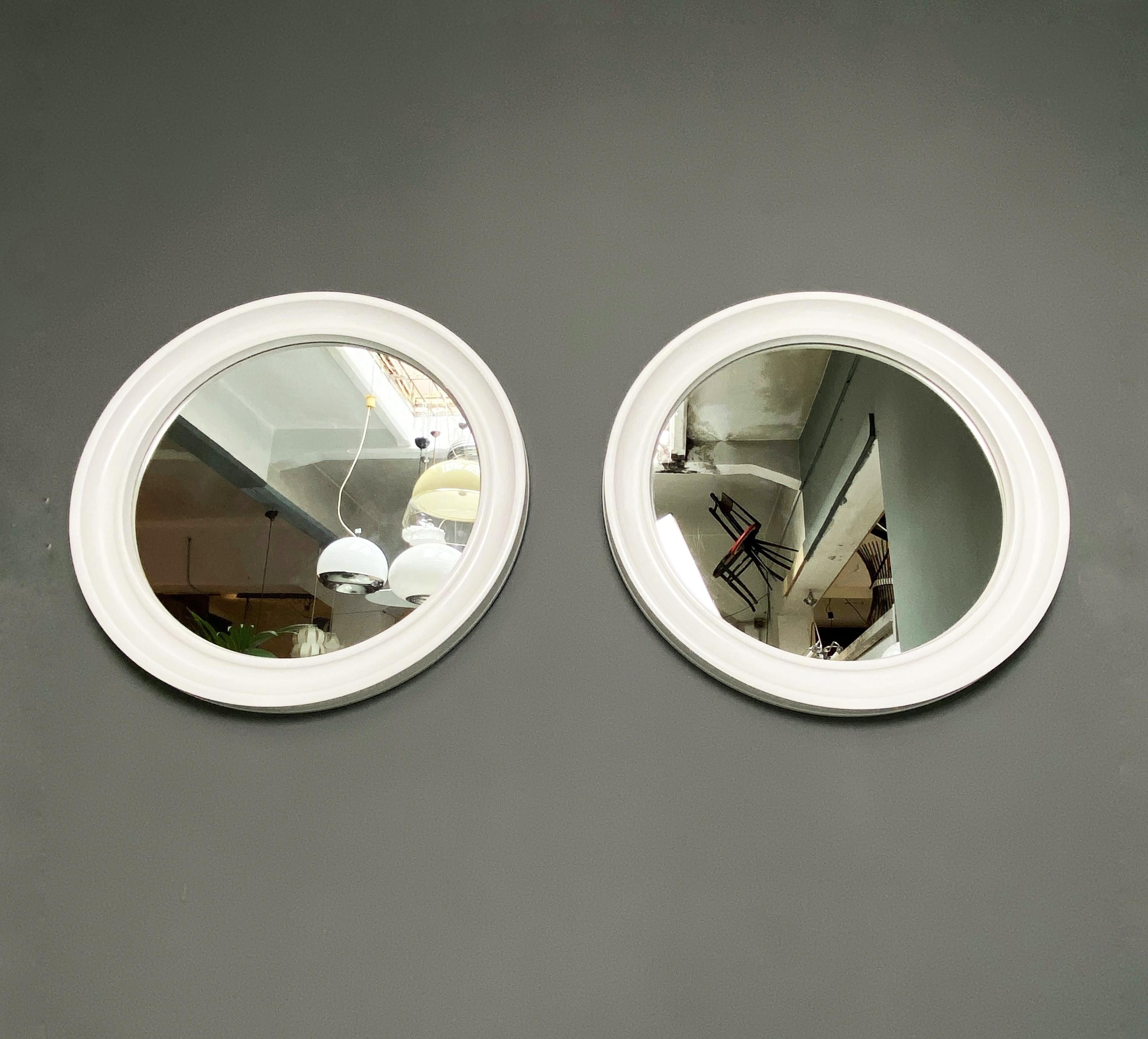 Modern Round white plastic mirrors by Carrara & Matta, 1980s For Sale 3