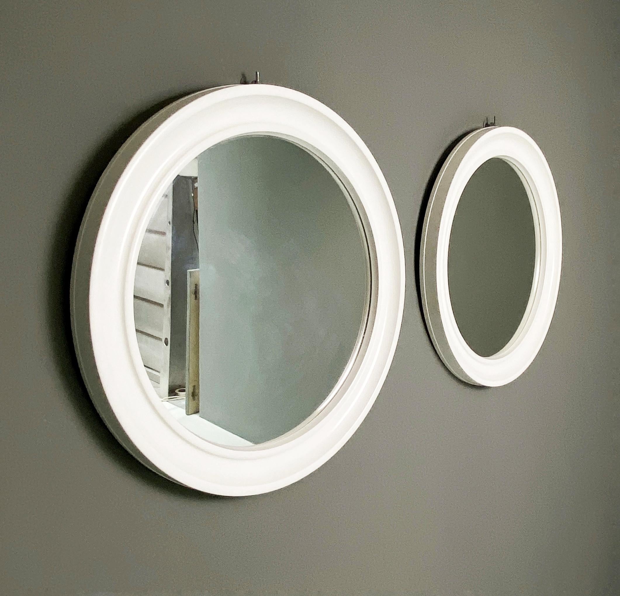 Modern Round white plastic mirrors by Carrara & Matta, 1980s For Sale 4