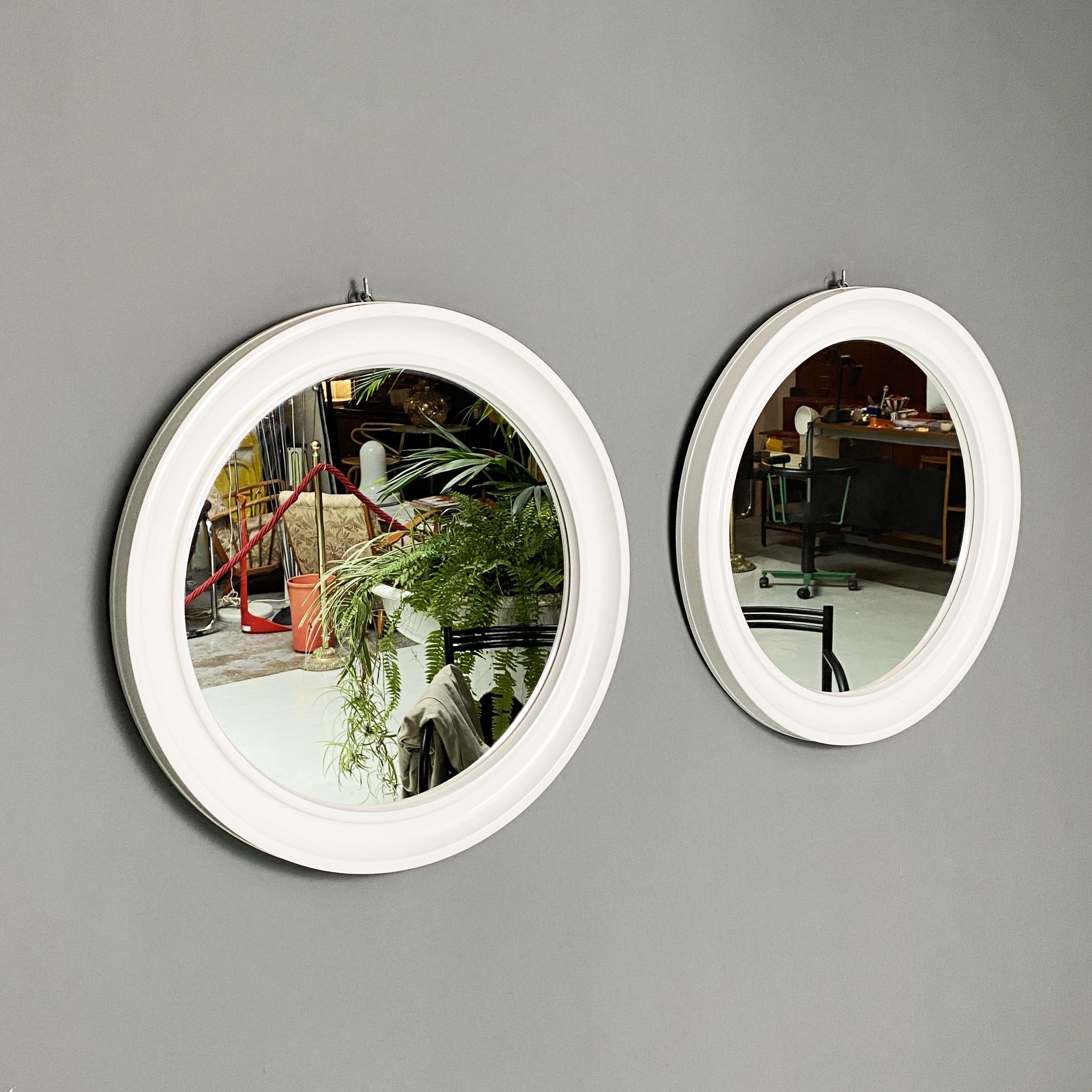 Modern Runde weiße Kunststoffspiegel von Carrara & Matta, 1980er Jahre (Italienisch) im Angebot