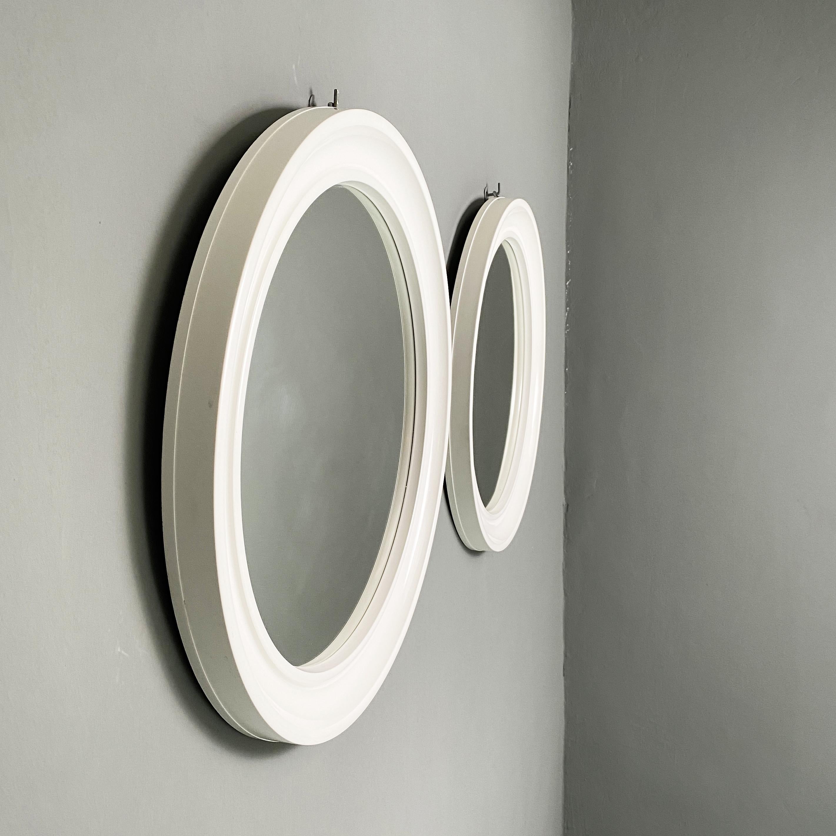 Modern Runde weiße Kunststoffspiegel von Carrara & Matta, 1980er Jahre im Angebot 1