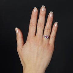 Anello cuore moderno con rubini e diamanti in oro bianco 18 carati