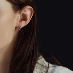 Orecchini a cerchio moderni con rubini e diamanti in oro bianco 18 carati