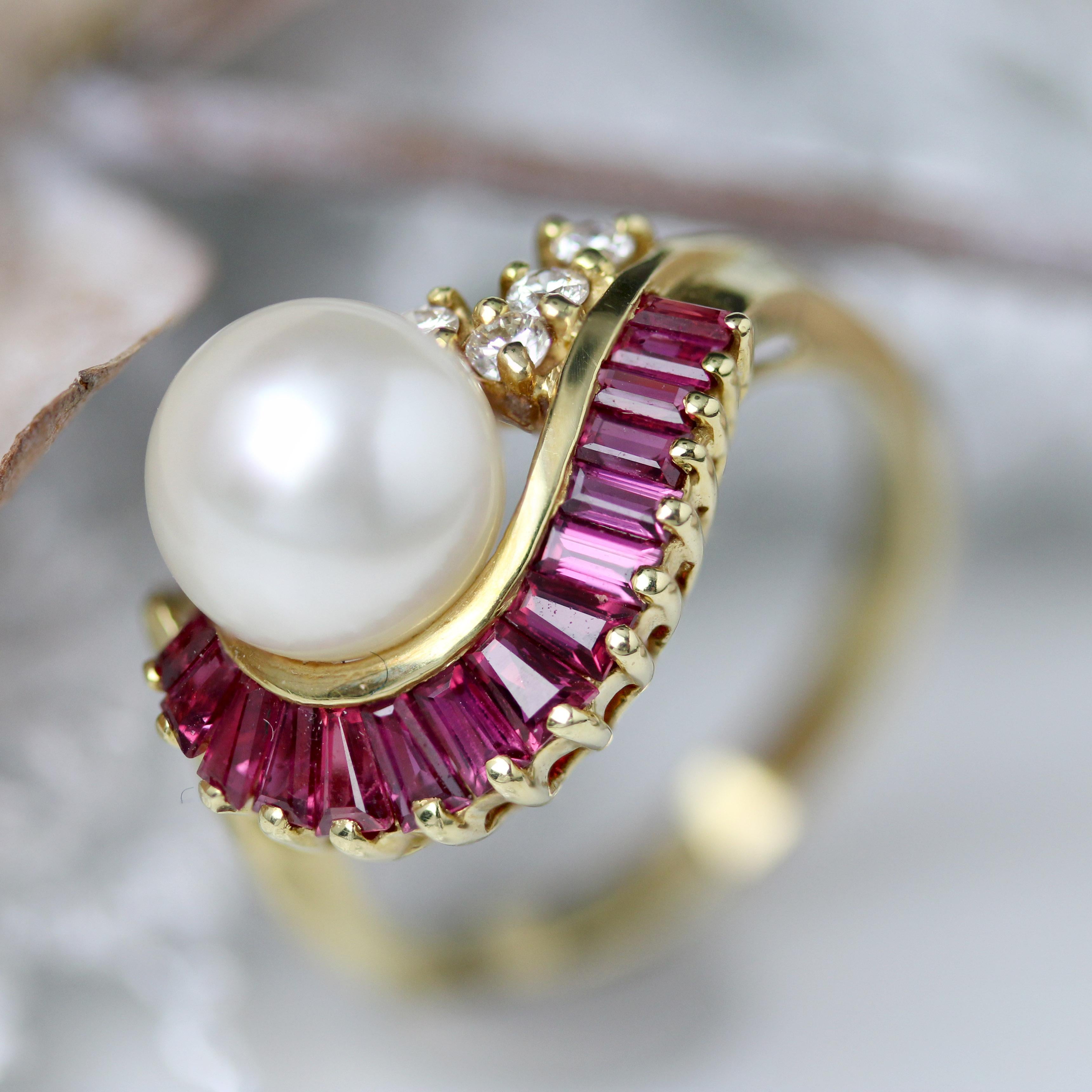 Anillo Remolino Moderno Rubíes Diamantes Perla Cultivada Oro Amarillo 18 Kilates en venta 5