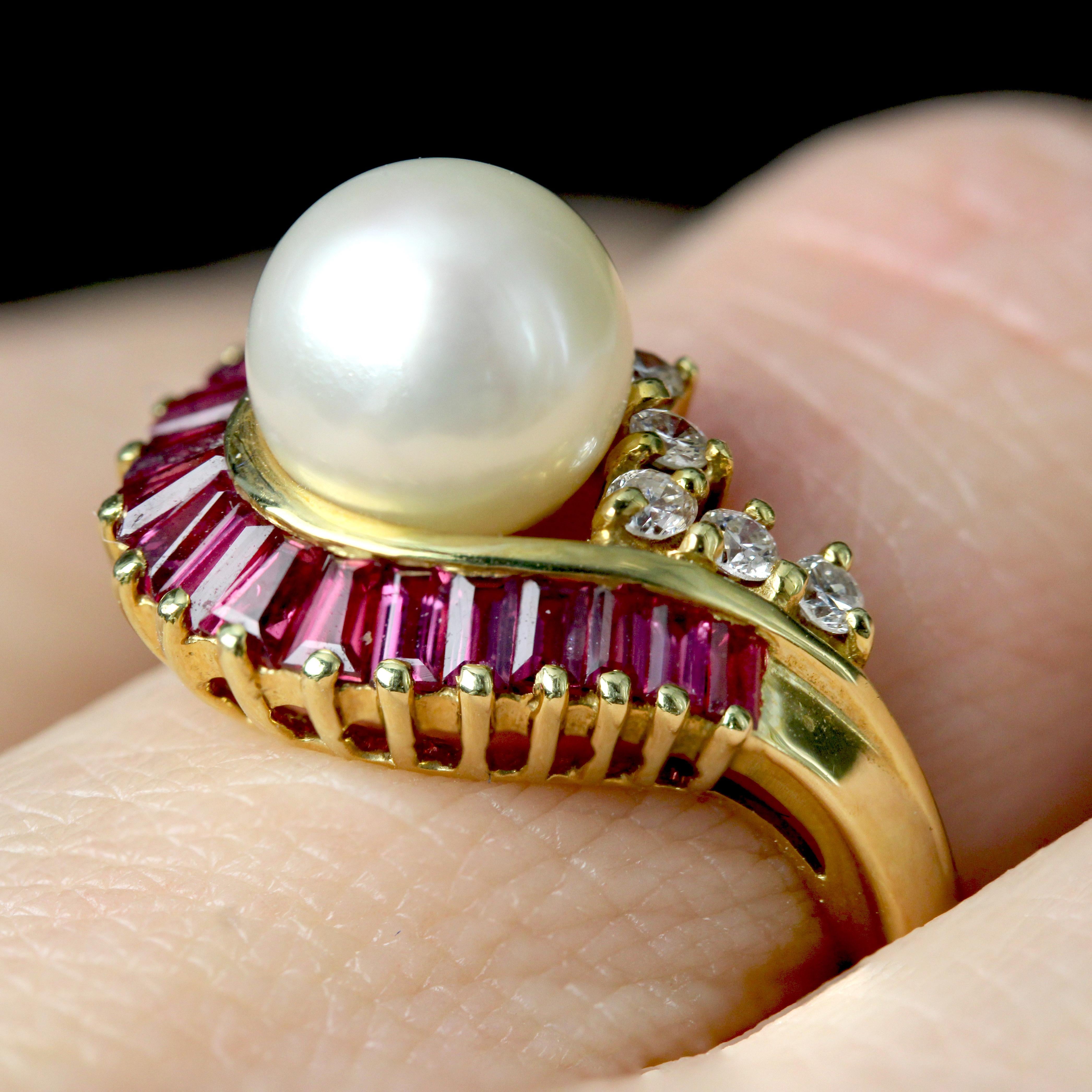 Anillo Remolino Moderno Rubíes Diamantes Perla Cultivada Oro Amarillo 18 Kilates en venta 8
