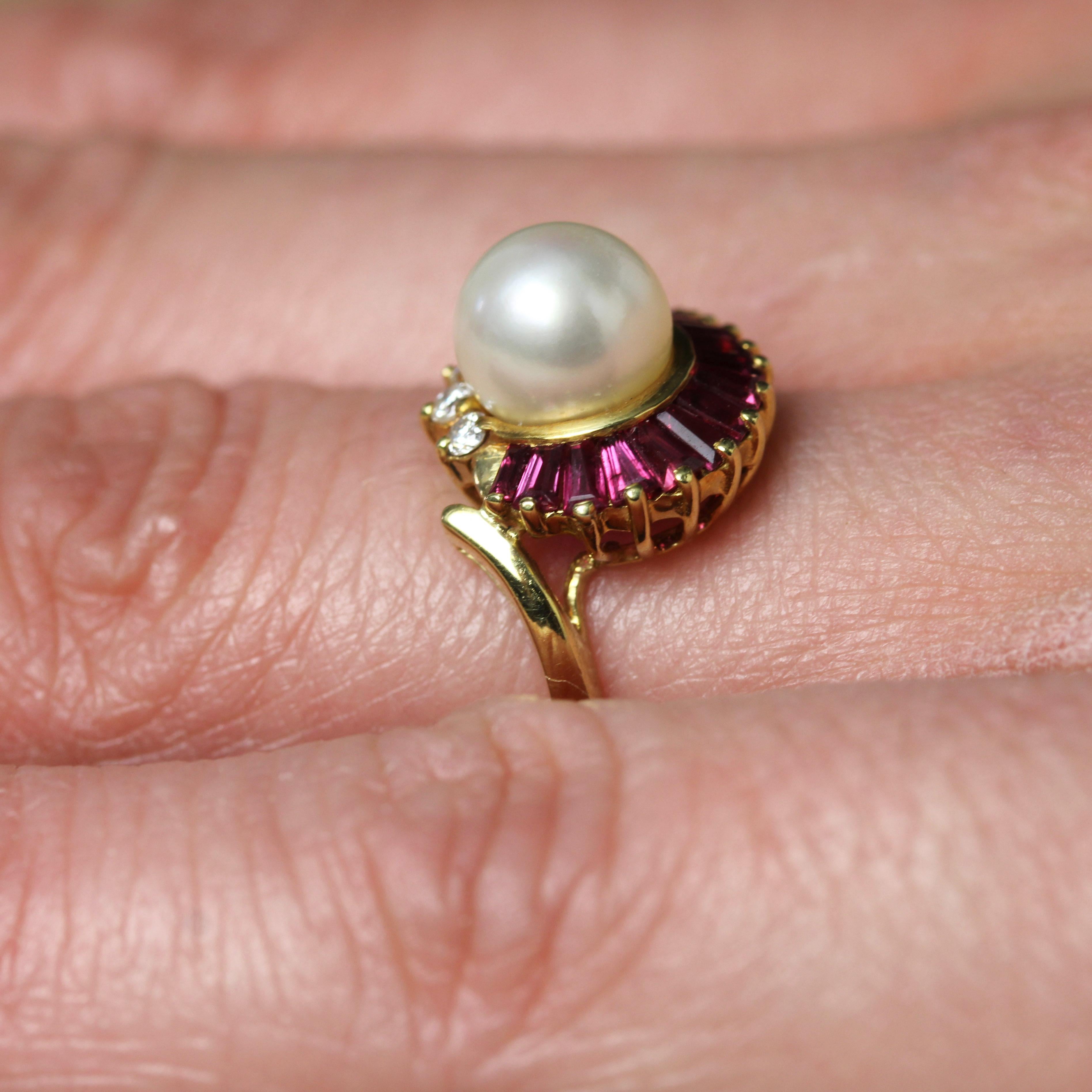 Anillo Remolino Moderno Rubíes Diamantes Perla Cultivada Oro Amarillo 18 Kilates en venta 9