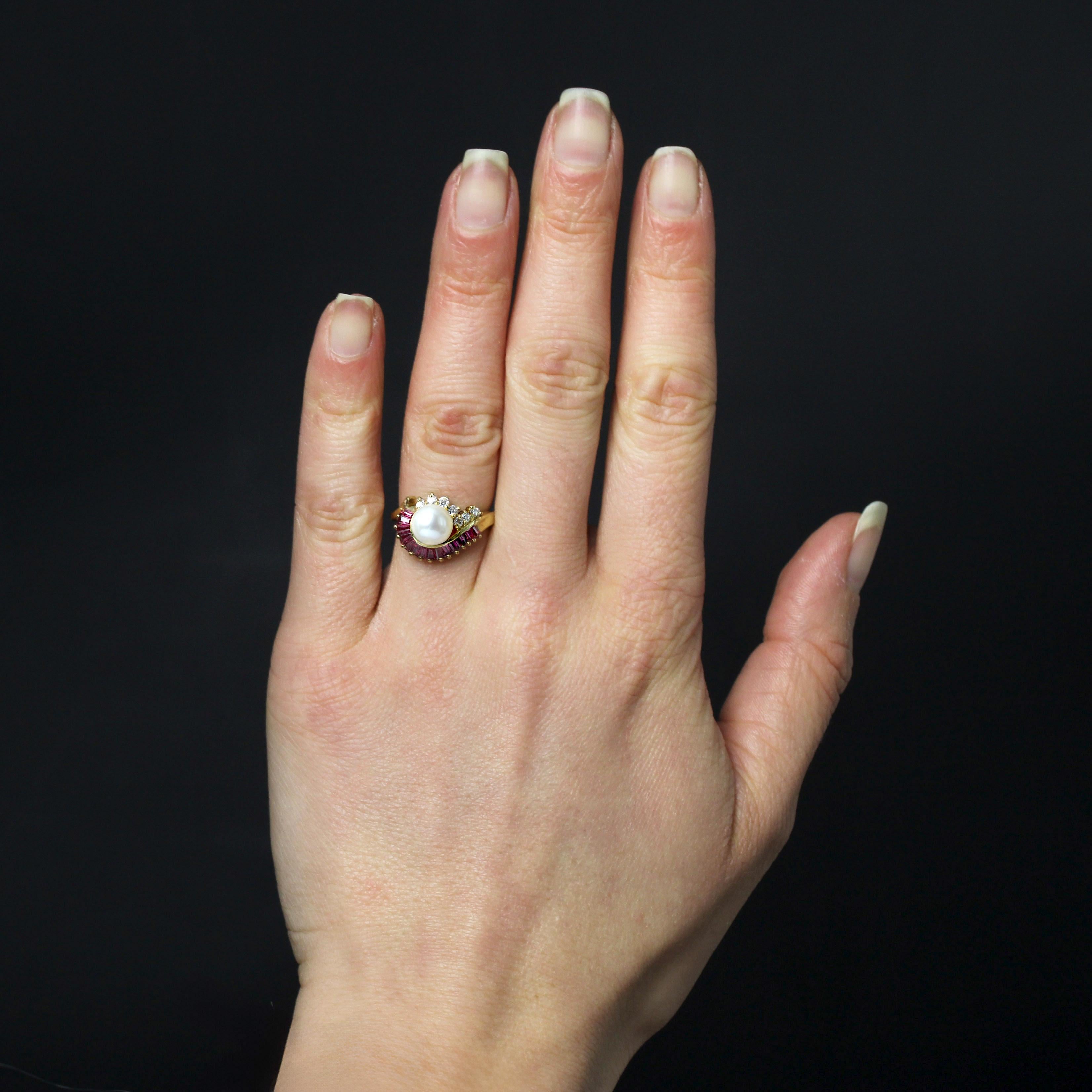 Anillo de oro amarillo de 18 quilates, sello de cabeza de águila.
Este anillo de oro amarillo de segunda mano presenta un engaste asimétrico con una perla cultivada oriental de color blanco nacarado en el centro. Una hilera de rubíes calibrados