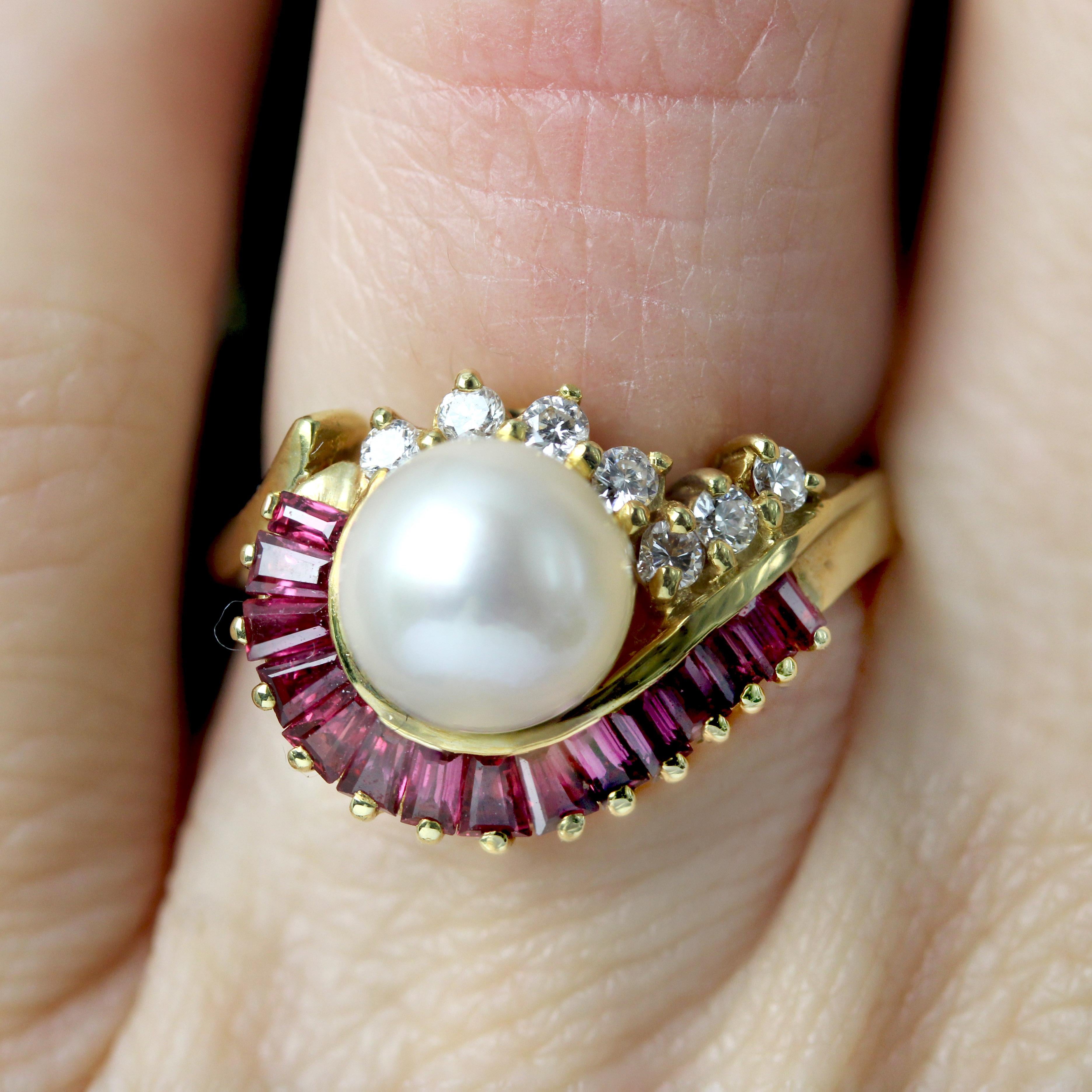 Anillo Remolino Moderno Rubíes Diamantes Perla Cultivada Oro Amarillo 18 Kilates en venta 1