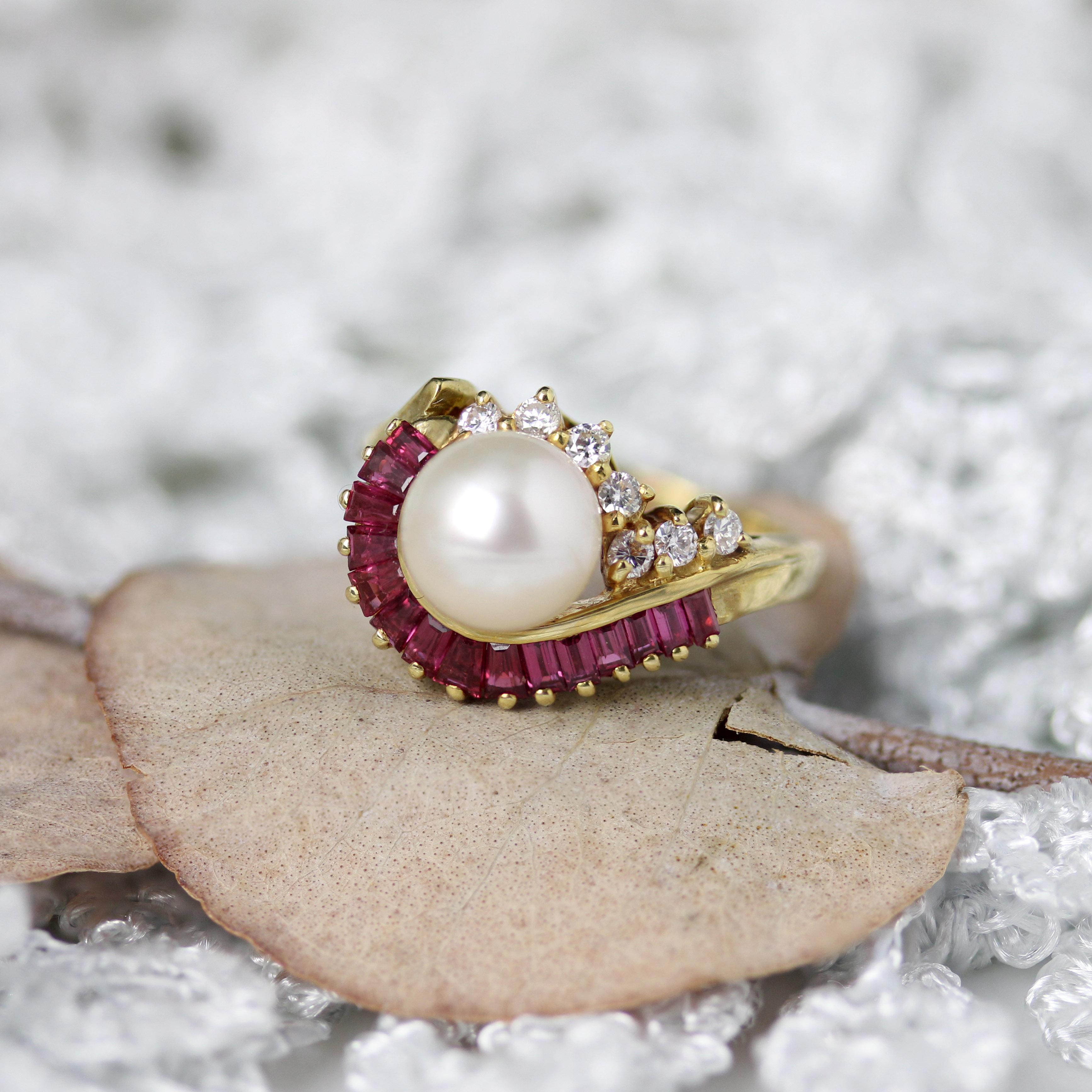 Anillo Remolino Moderno Rubíes Diamantes Perla Cultivada Oro Amarillo 18 Kilates en venta 3