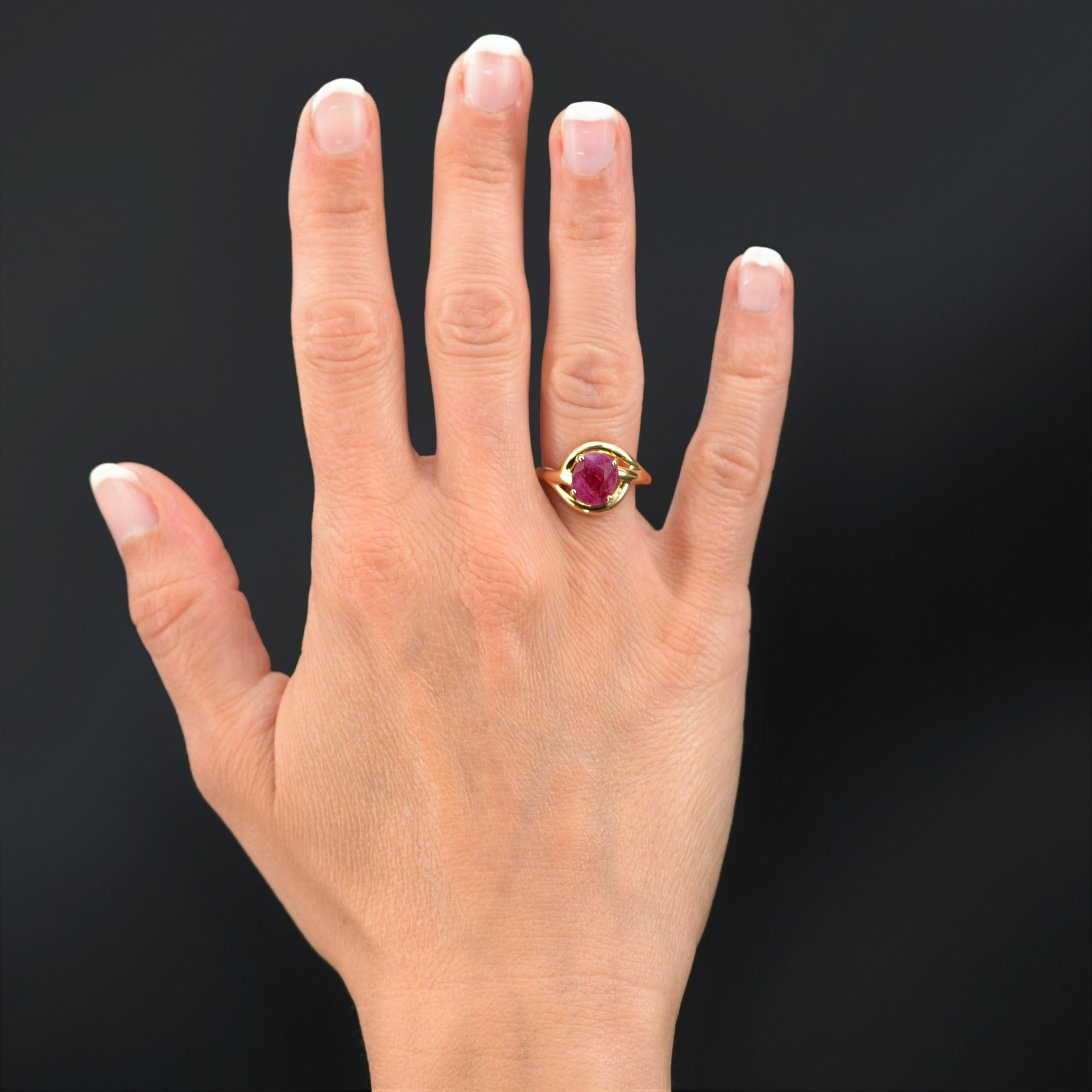 Ring in 18 karat yellow gold.
Presenting a setting in the shape of a swirl, this second- hand ring is decorated in the center of an oval faceted ruby, probably treated, retained with 4 claws.
Weight of the ruby : 1.90 carat approximately.
Height :