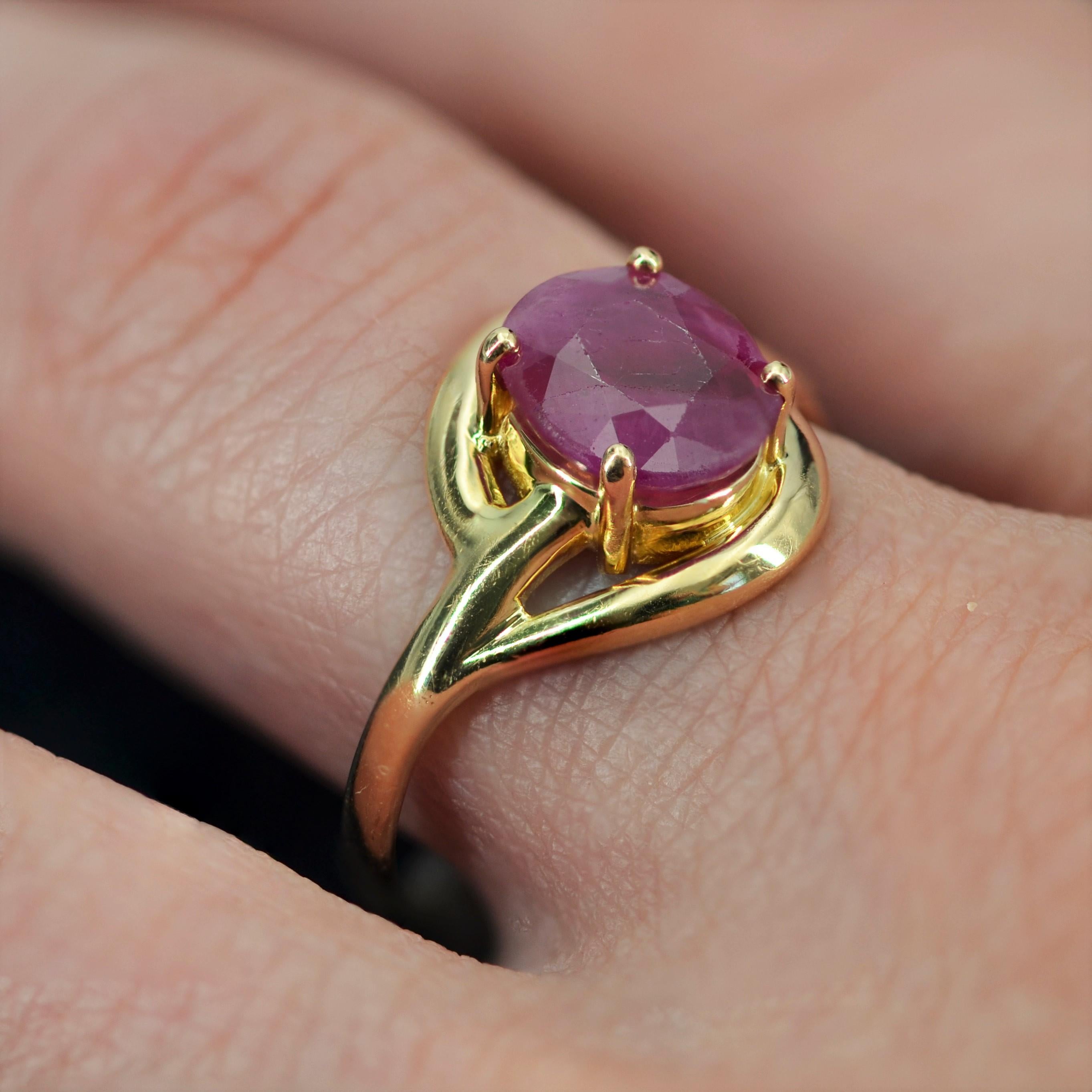 Modern Ruby 18 Karat Yellow Gold Ring In Good Condition For Sale In Poitiers, FR